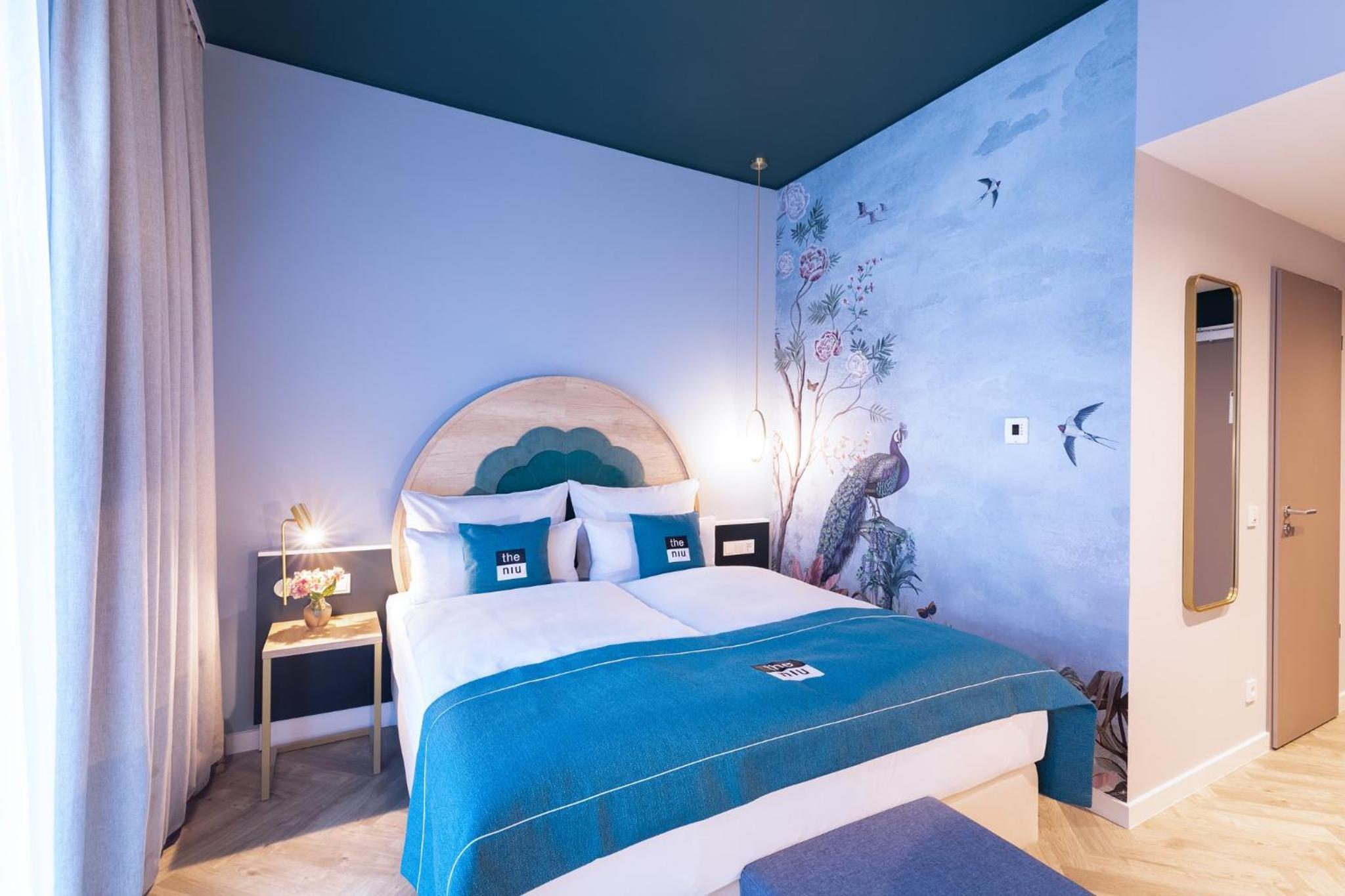 Premium Queen room with single sofa bed