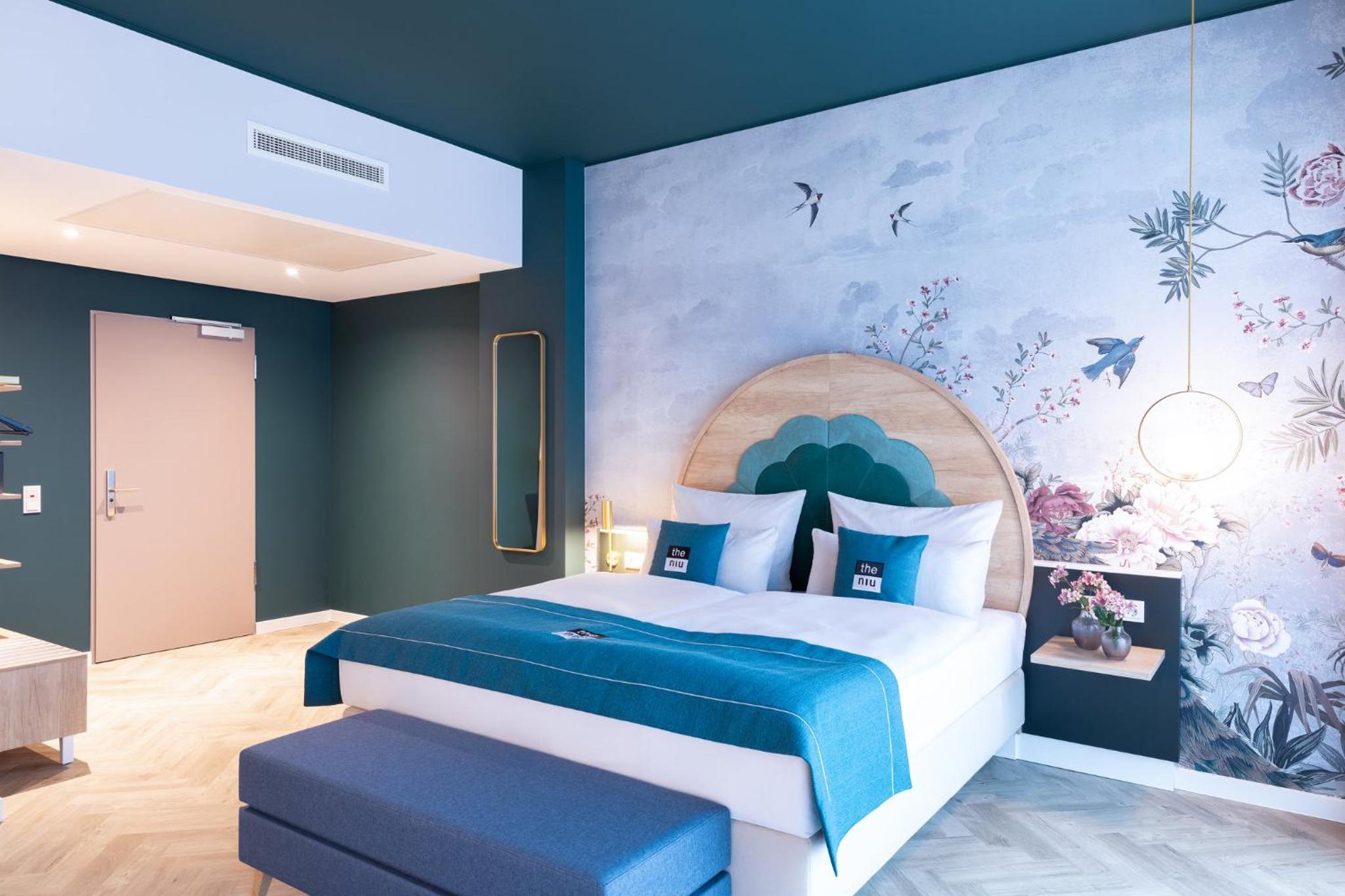 Premium Queen room with single sofa bed