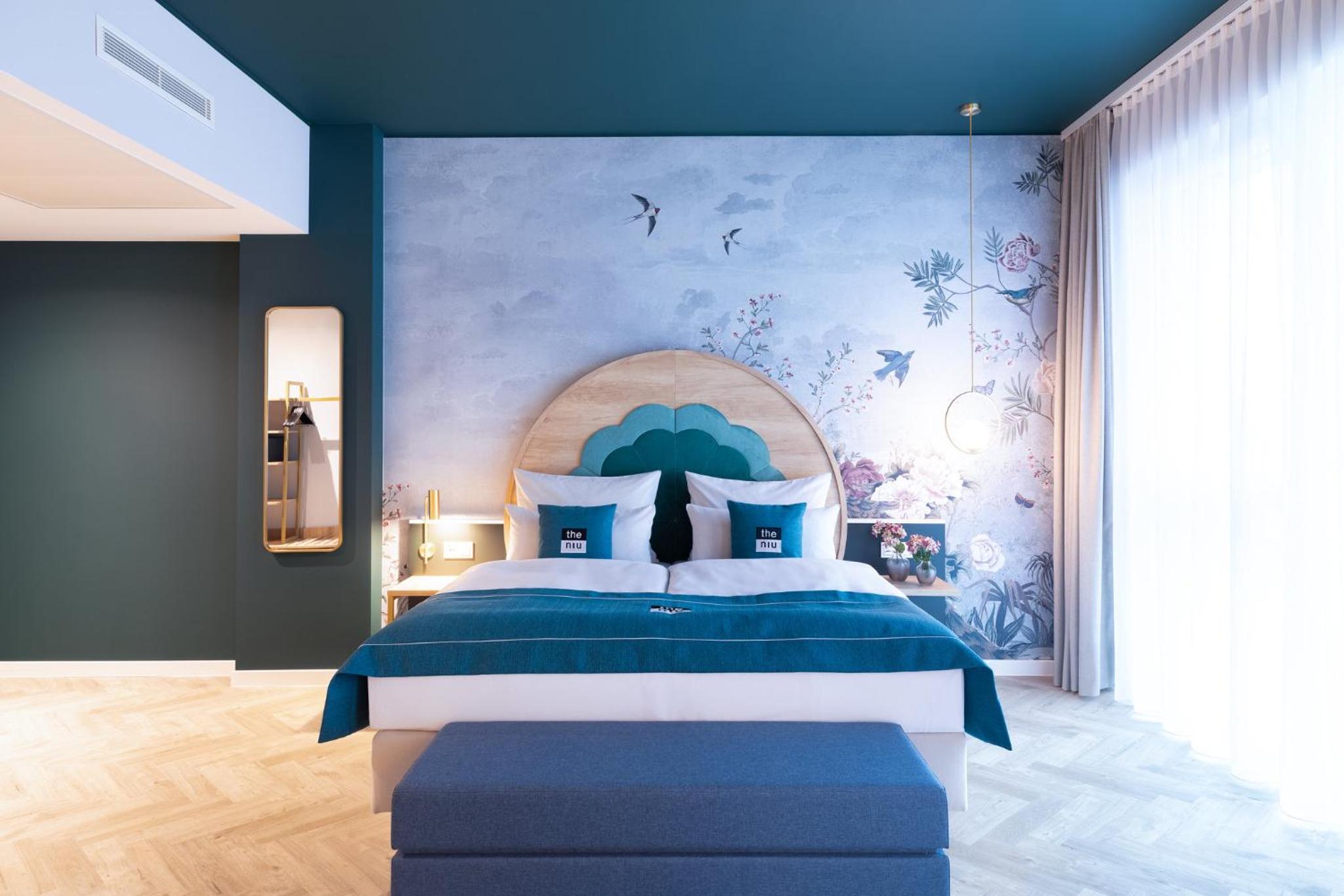 Premium Queen room with single sofa bed thumbnail 5