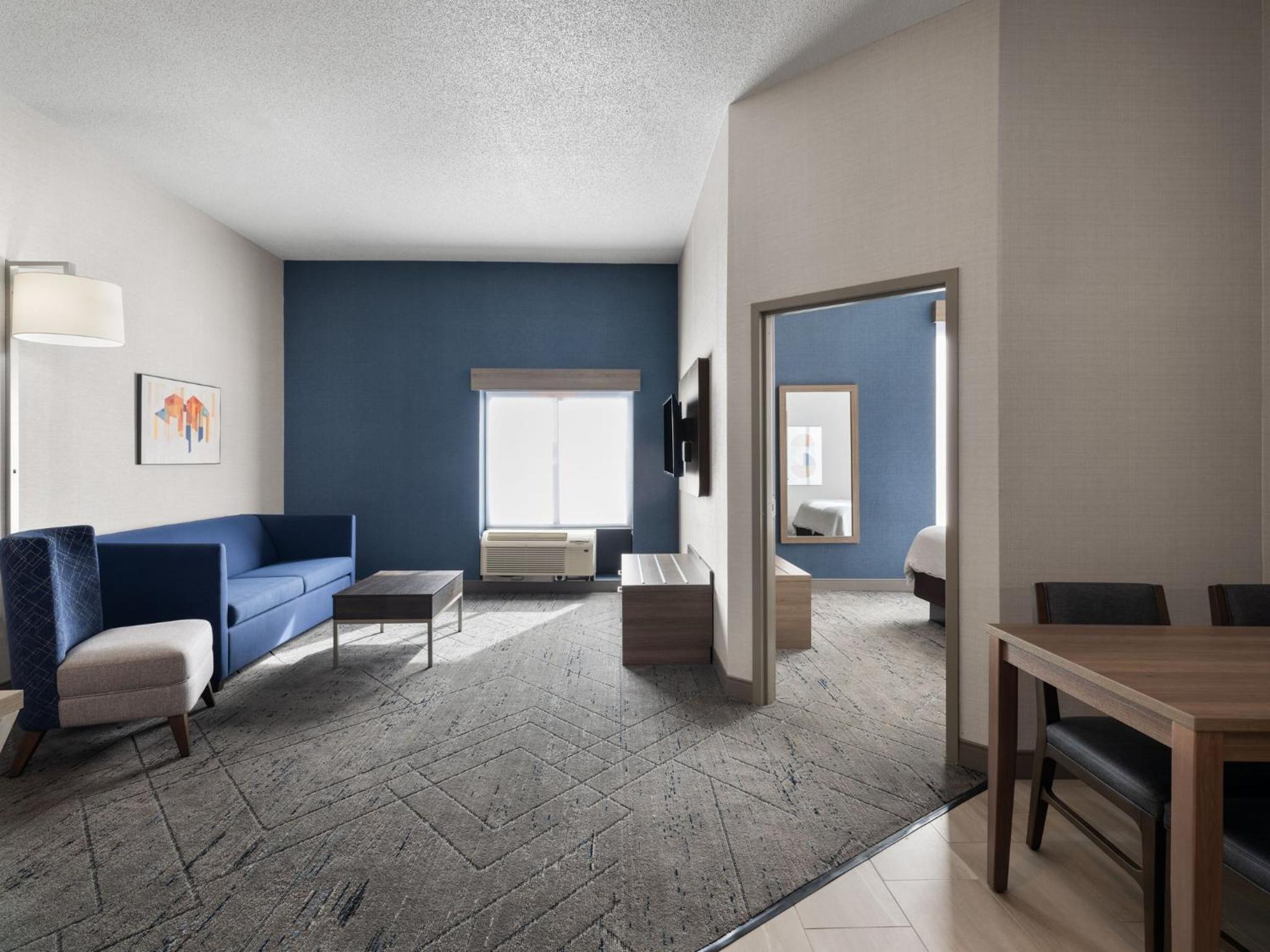 One-Bedroom King Suite - Photo 5