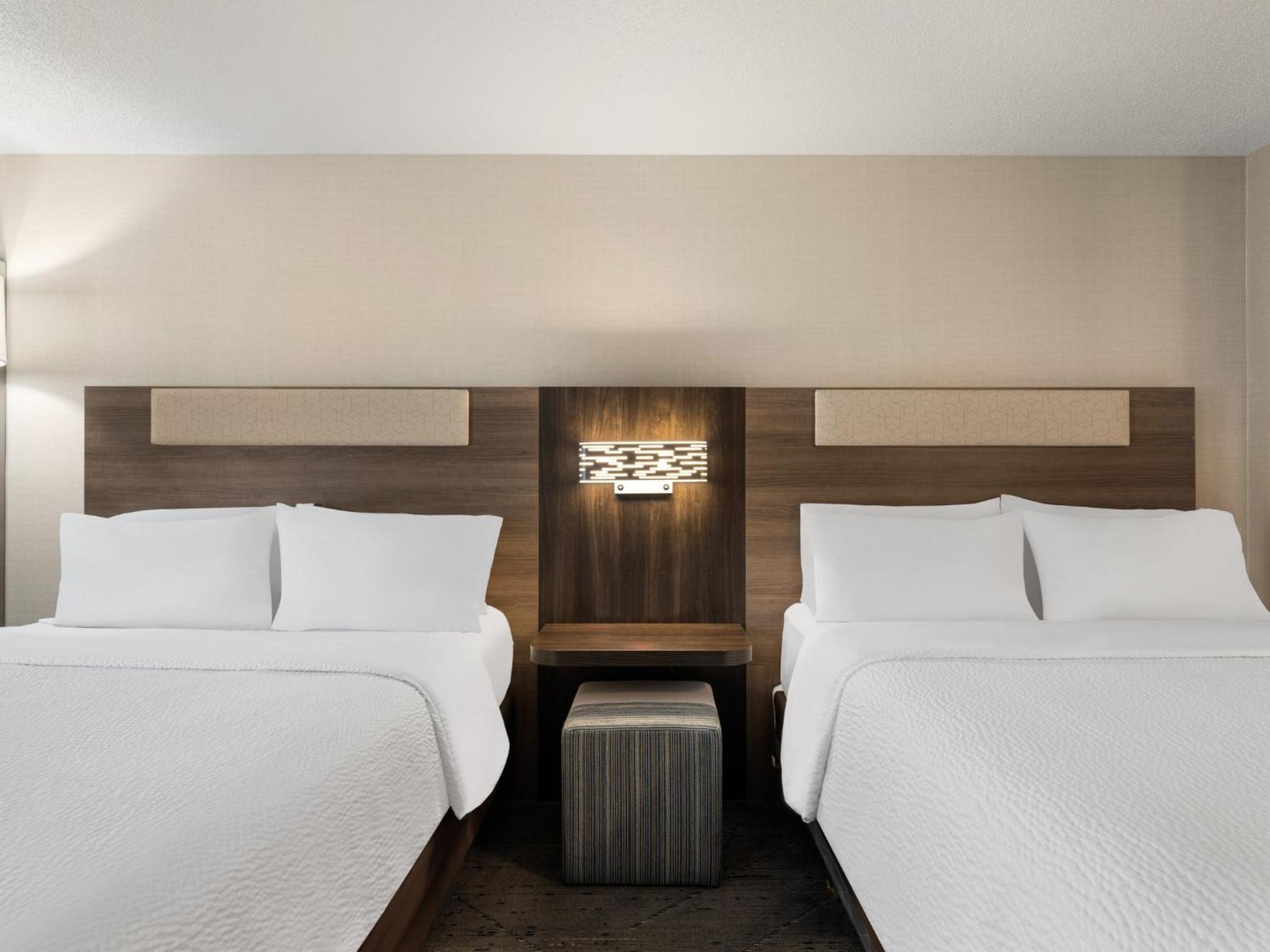 Standard Room with Two Queen Beds - Photo 4