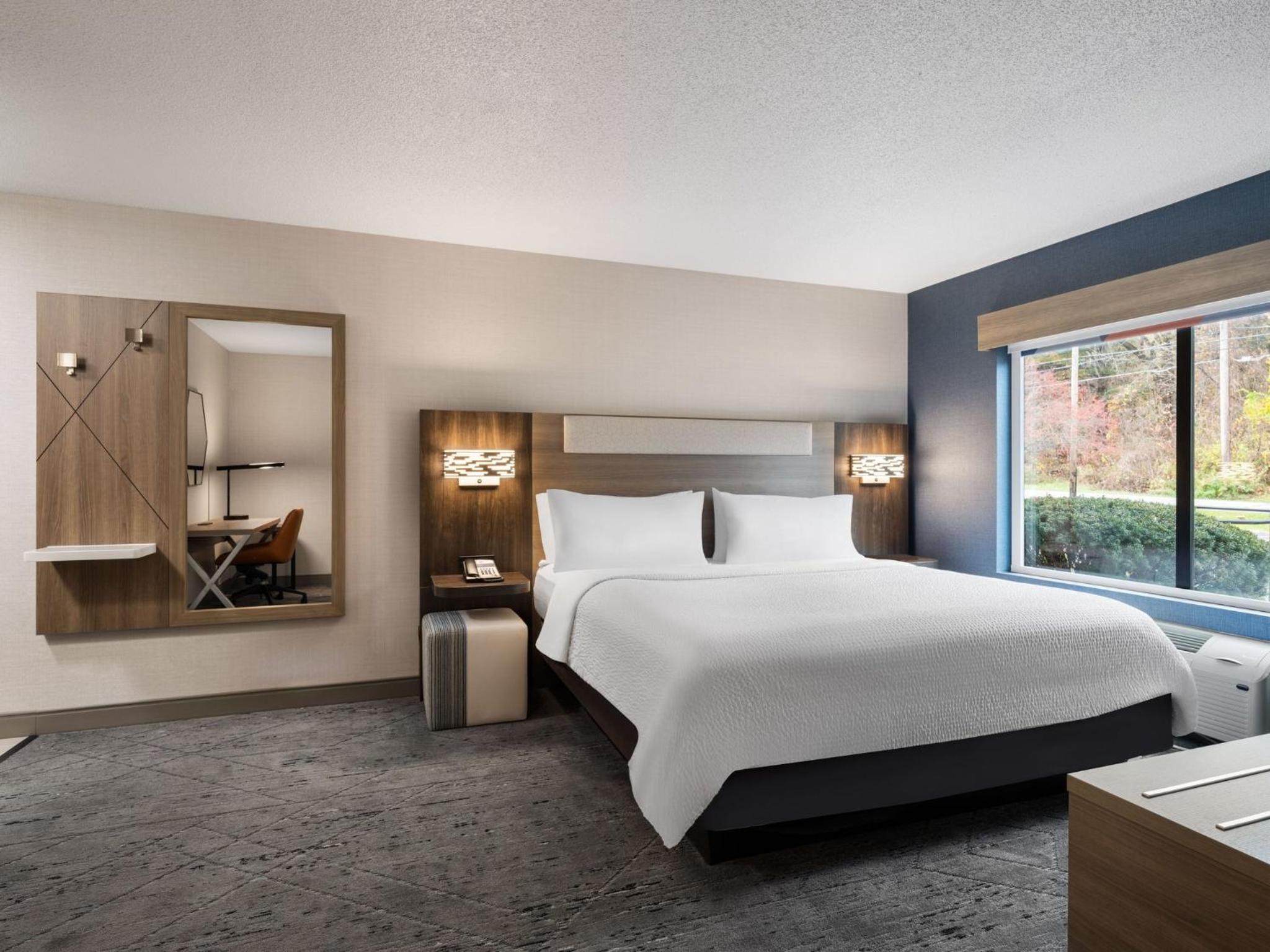 Standard King Room with Extra Floor Space - Photo 4