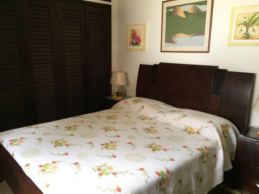 Eight-Bedroom House photo 1