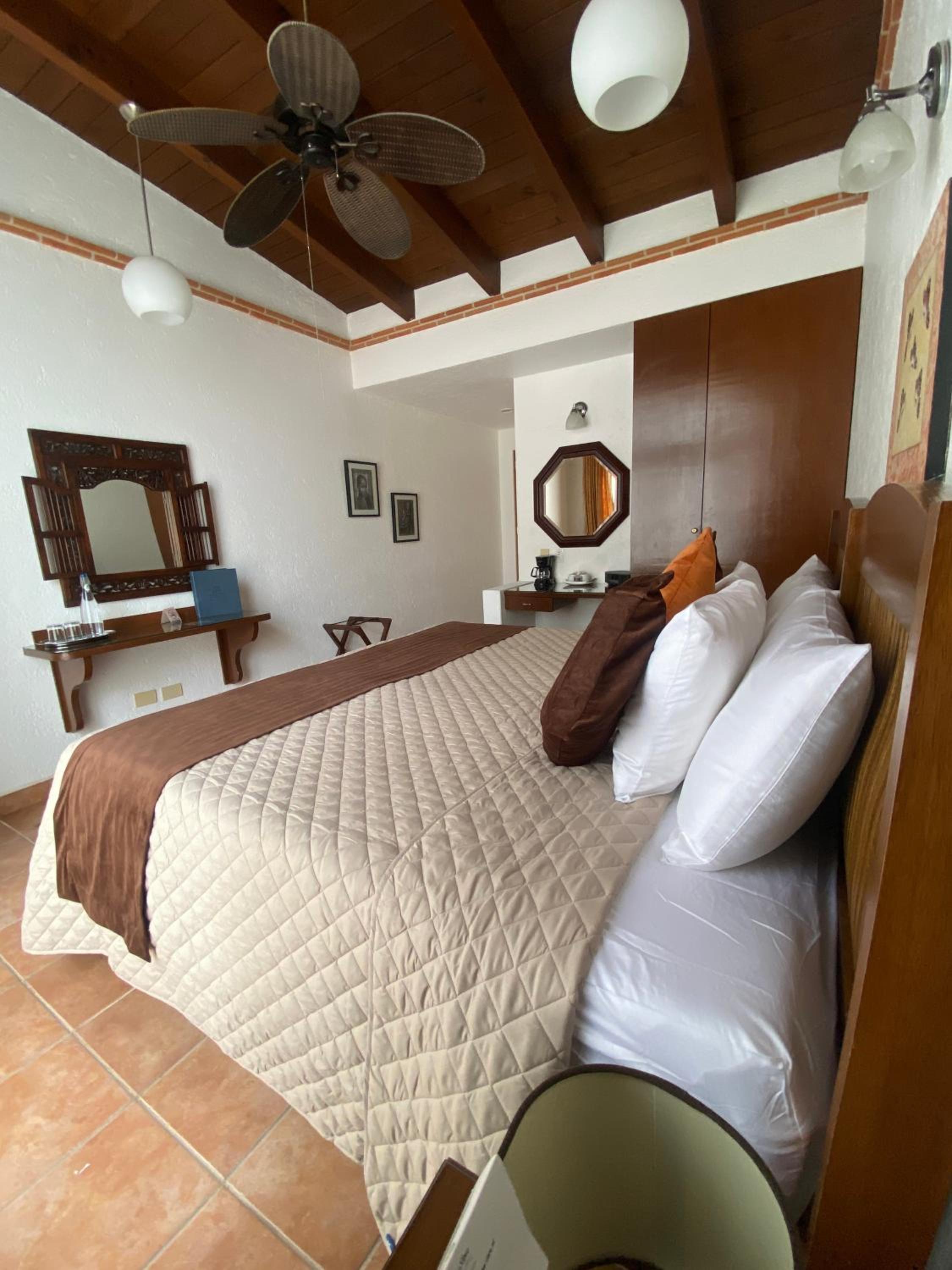 Standard Double Room - Photo 12
