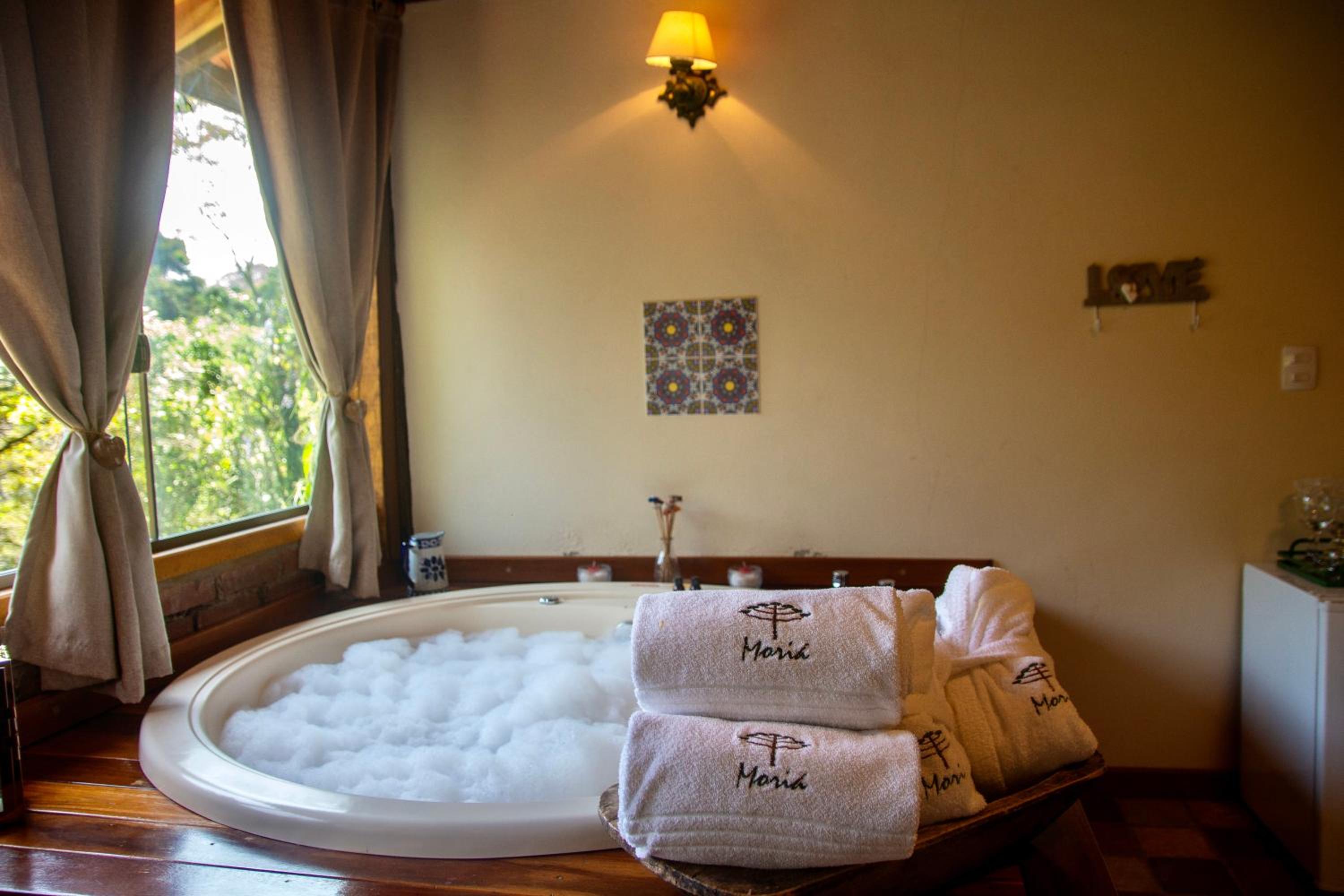 Suite with Hot Tub photo 3
