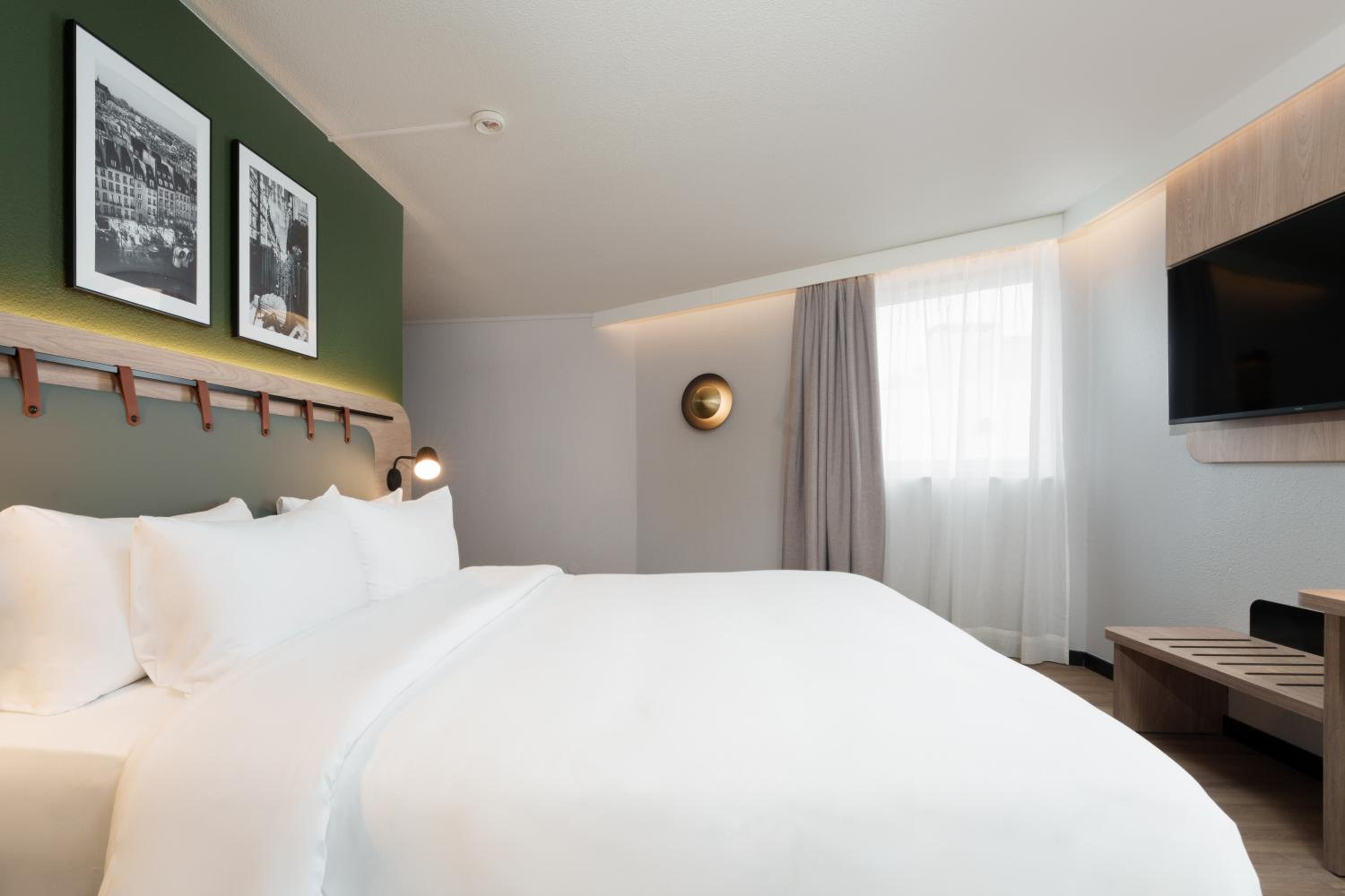 Premium Room - 1 Queen Bed