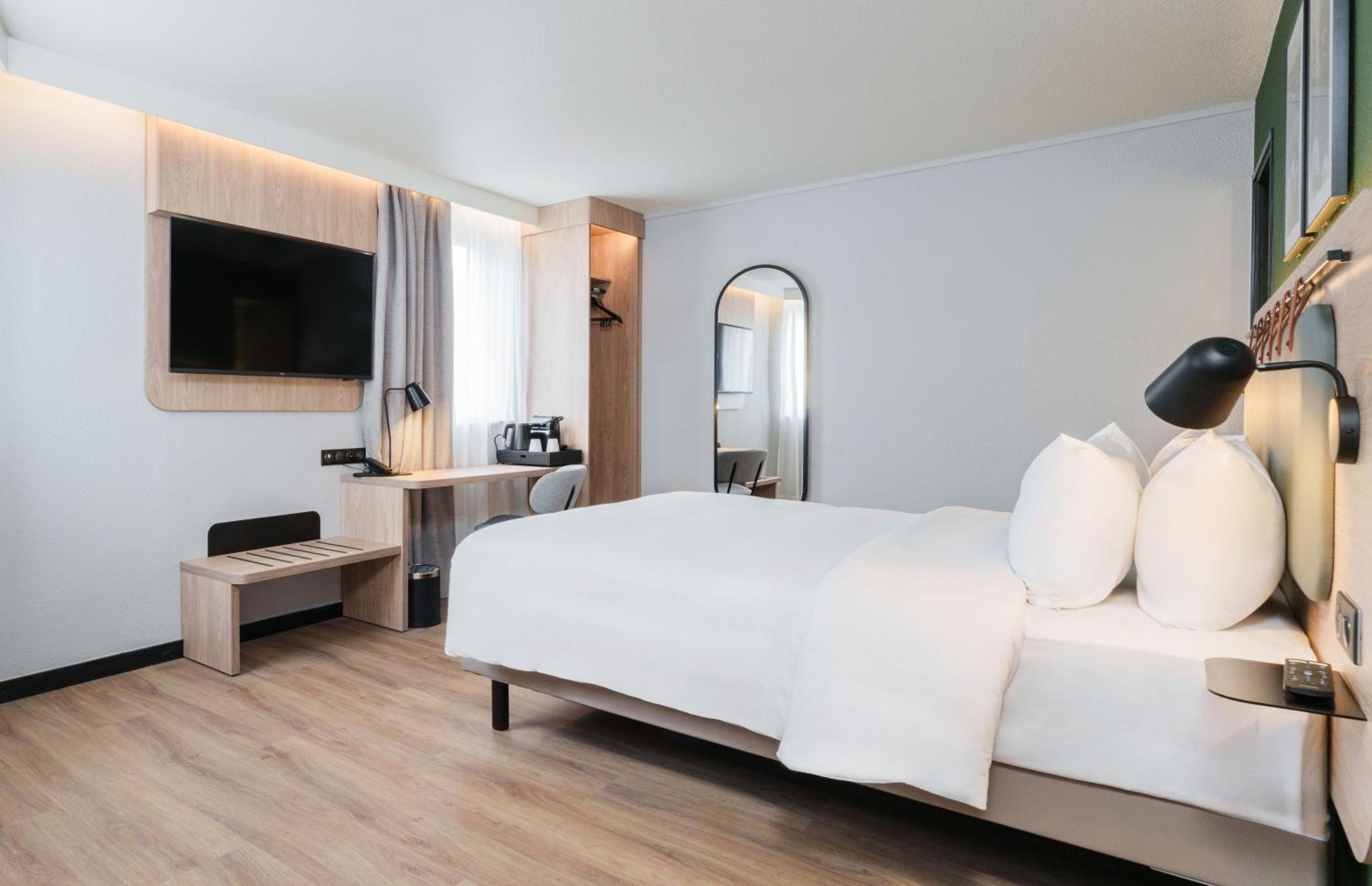Premium Room - 1 Queen Bed