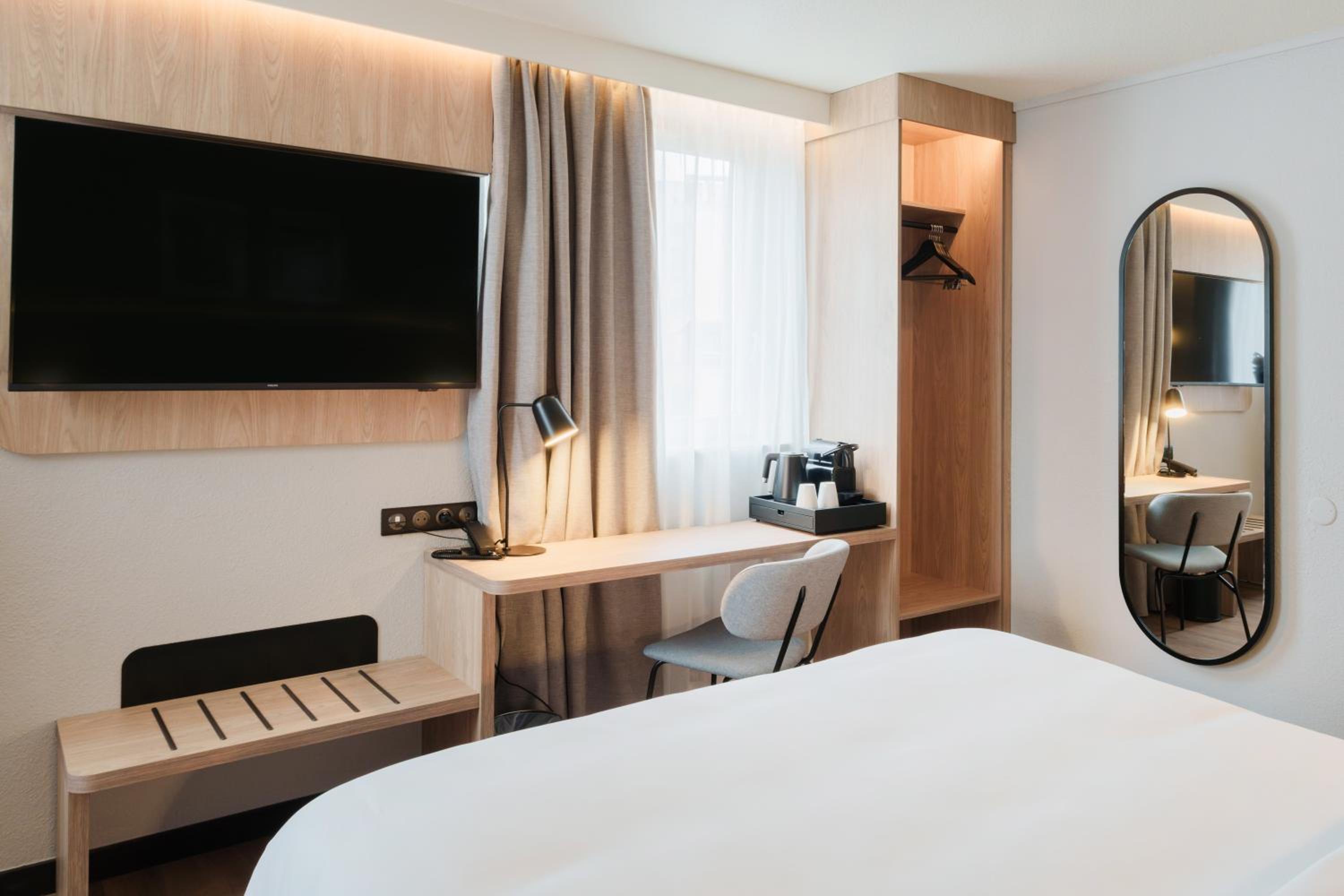 Premium Room - 1 Queen Bed thumbnail 6