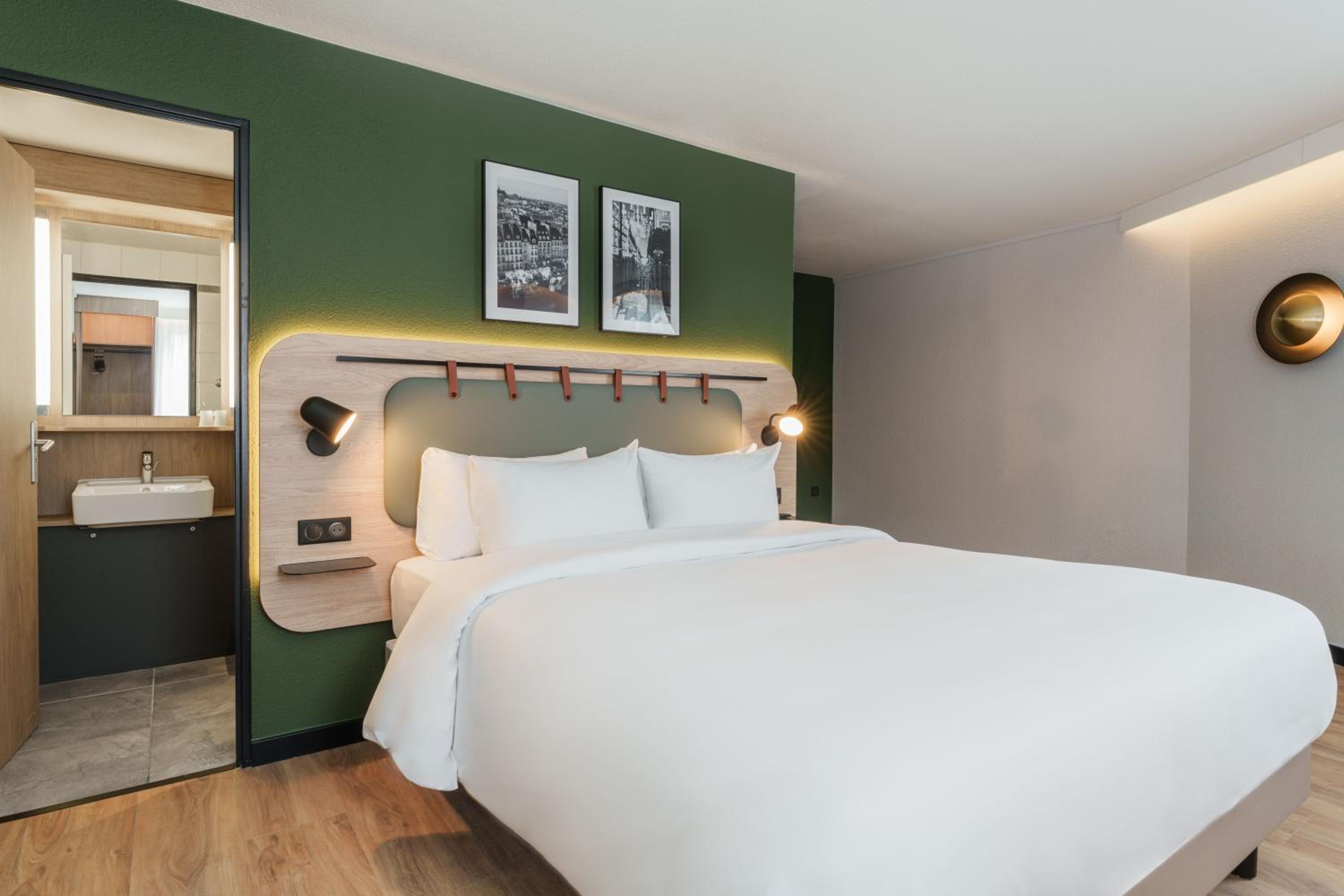 Premium Room - 1 Queen Bed thumbnail 6