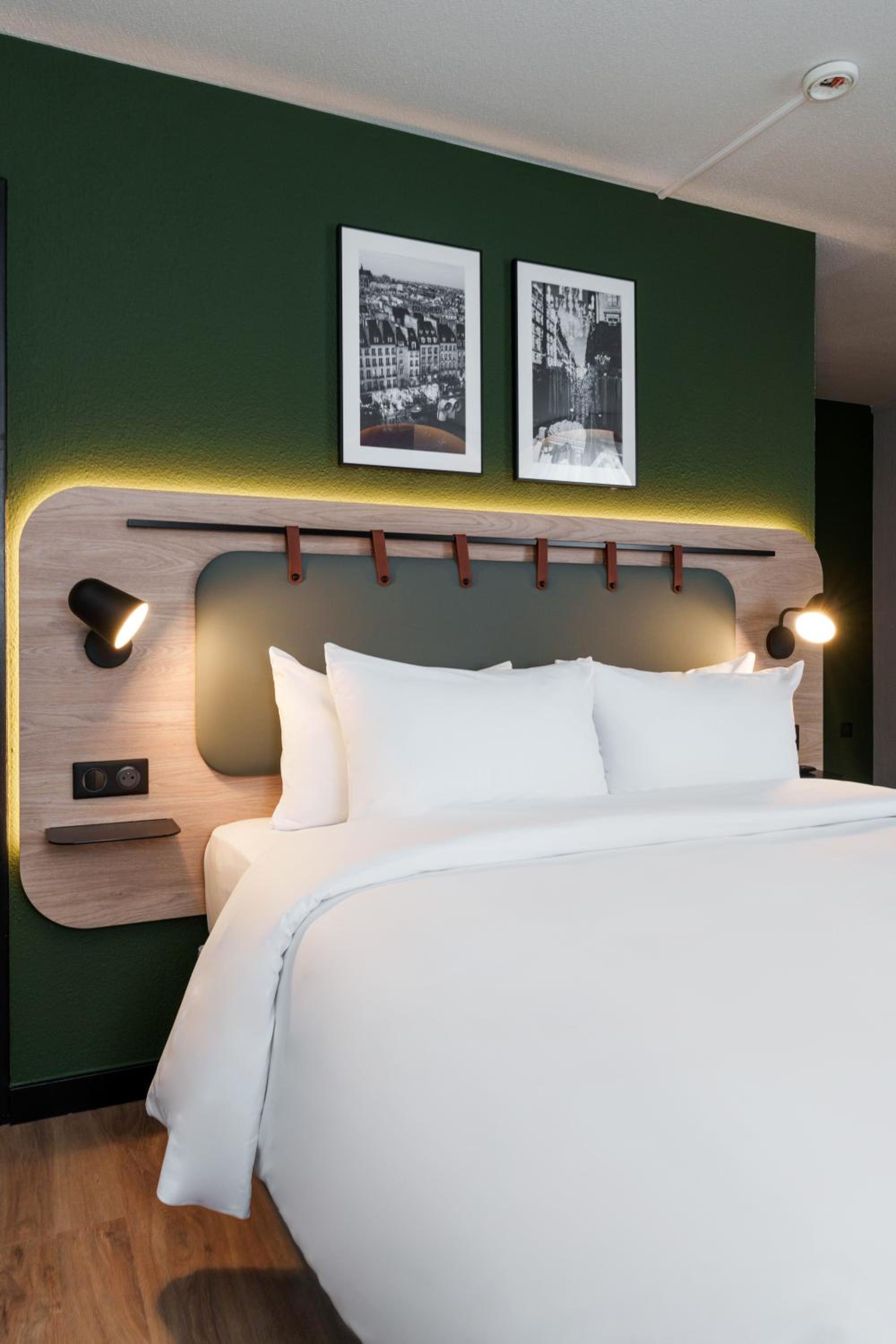 Premium Room - 1 Queen Bed
