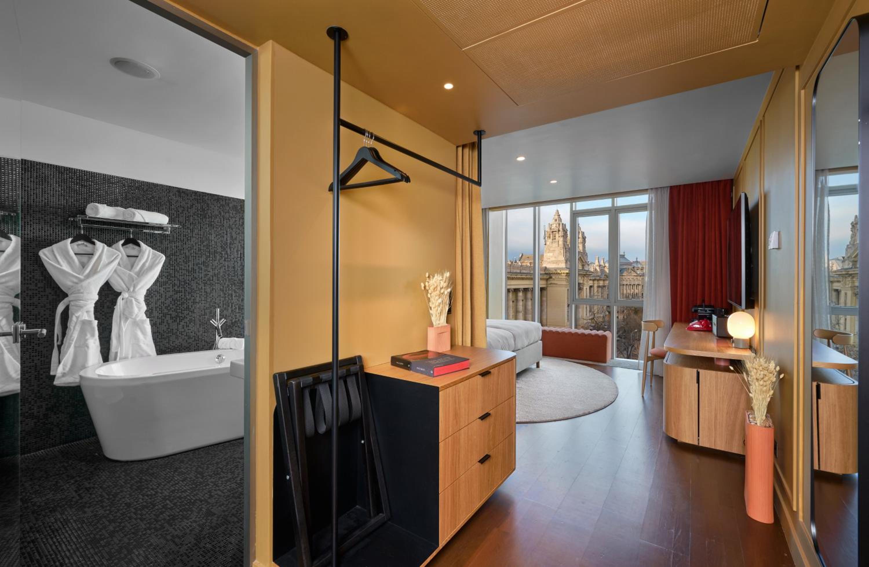 Deluxe King Room with City View - Photo 10