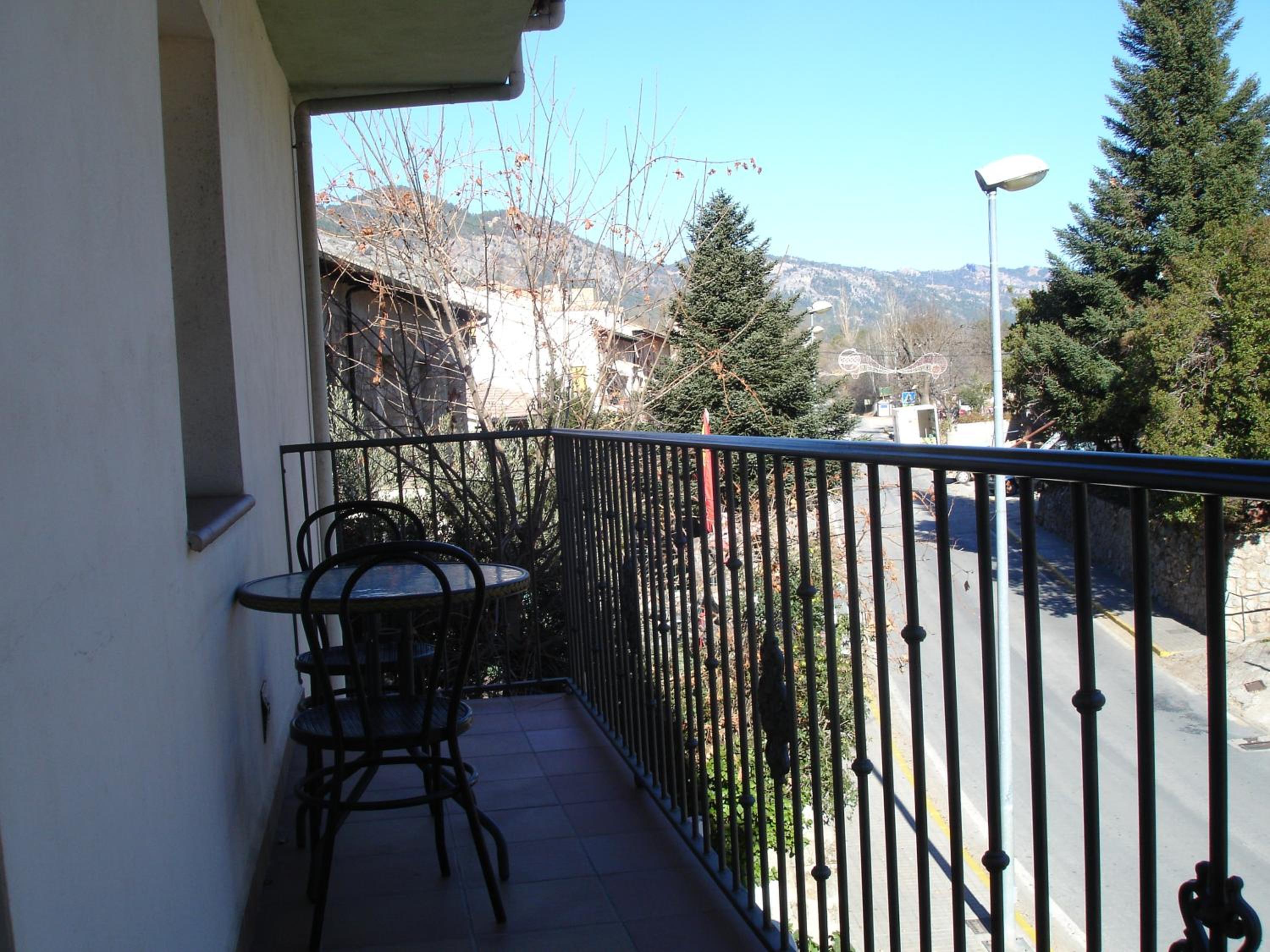 One-Bedroom Apartment with Balcony and Mountain View   photo 3
