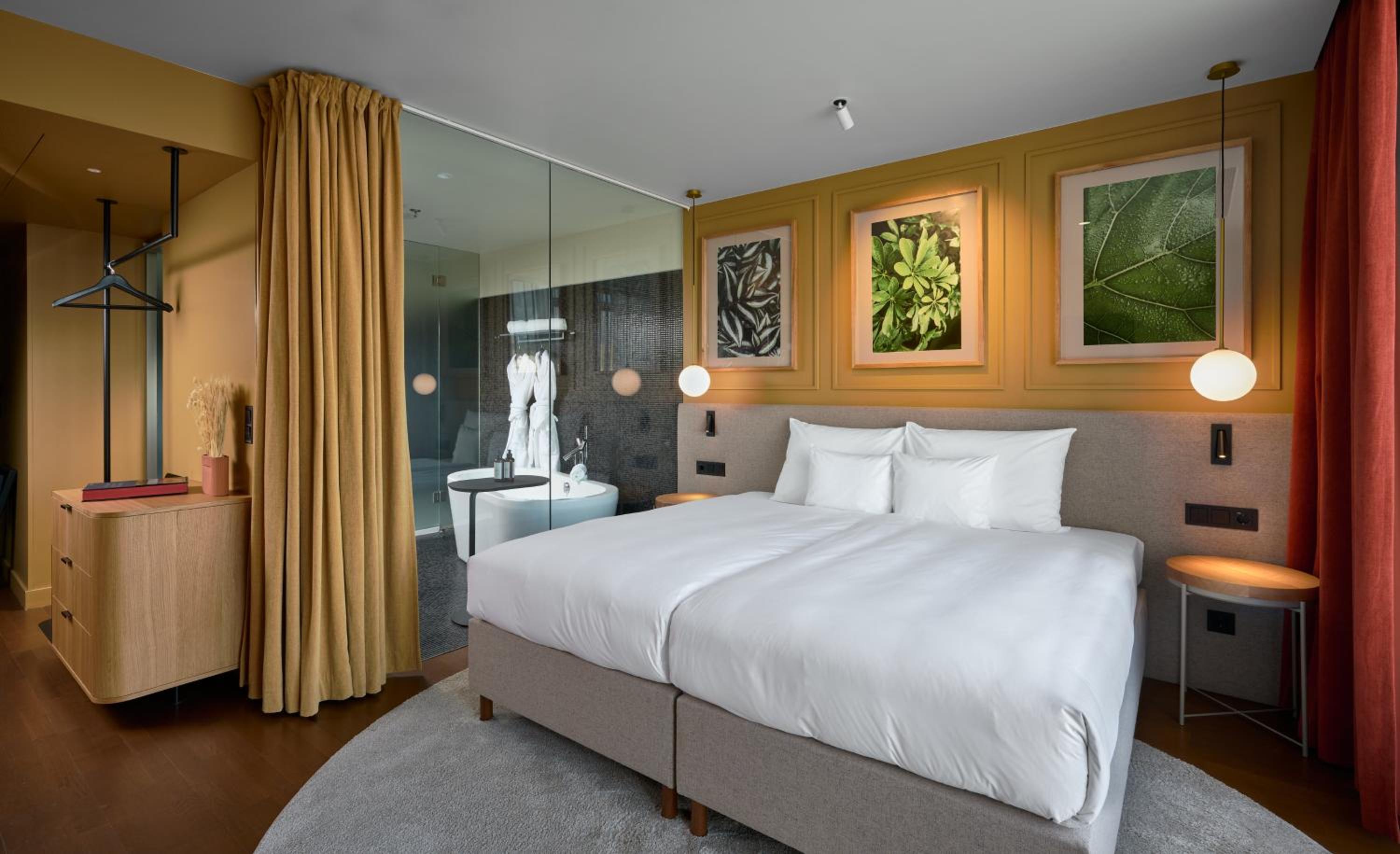 Deluxe King Room with City View thumbnail 6