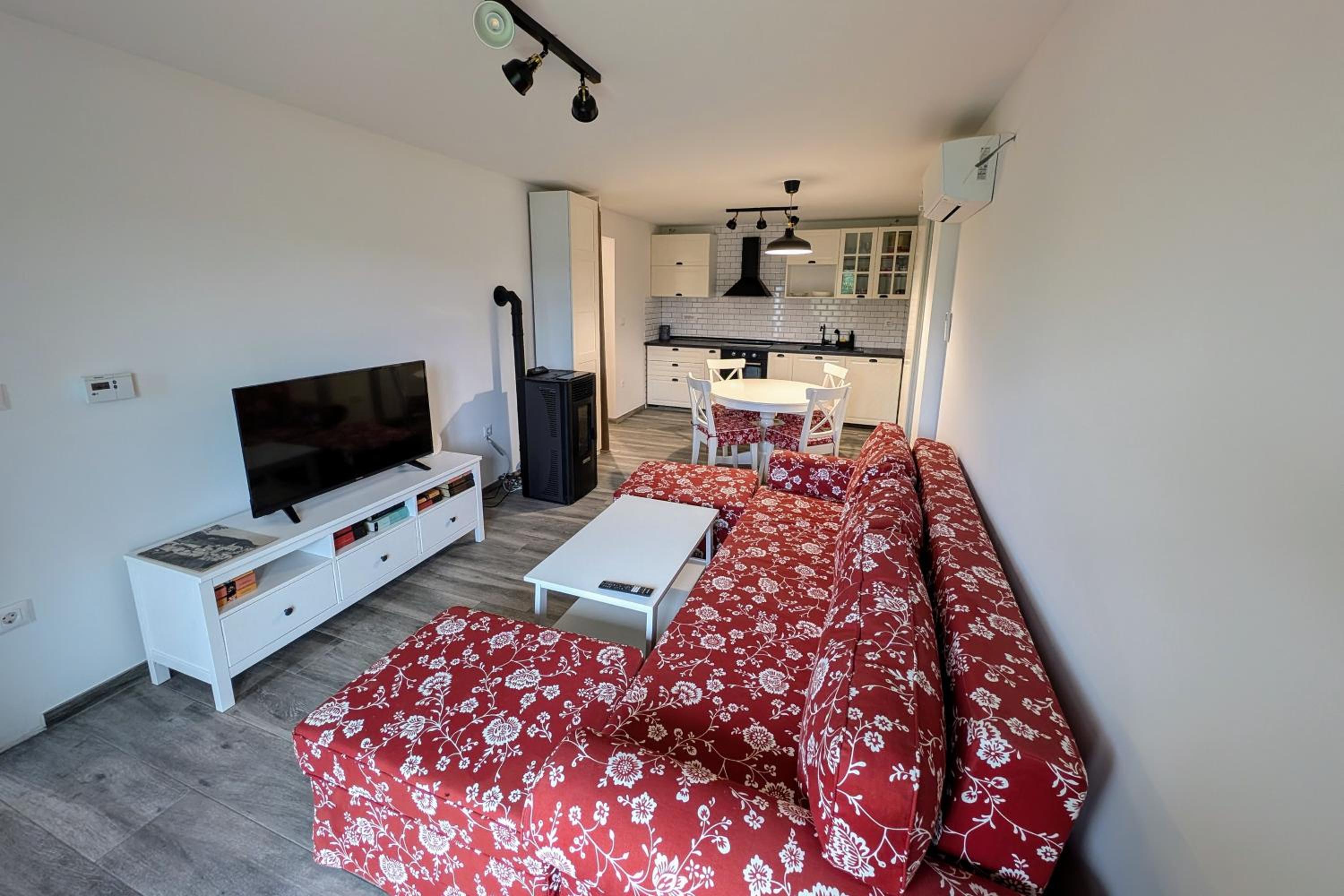 One-Bedroom Apartment photo 1