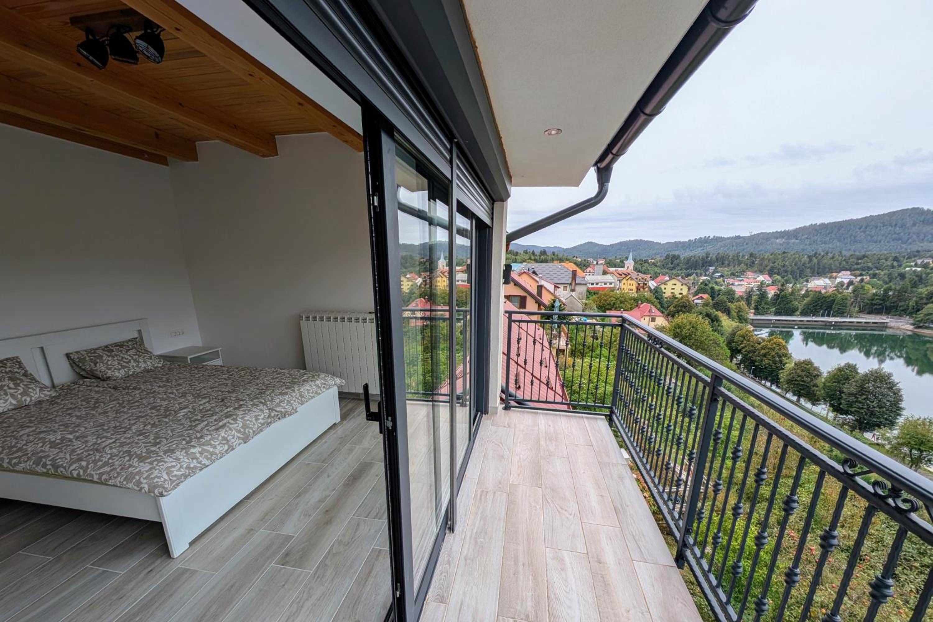 Two-Bedroom Apartment with Lake View photo 2