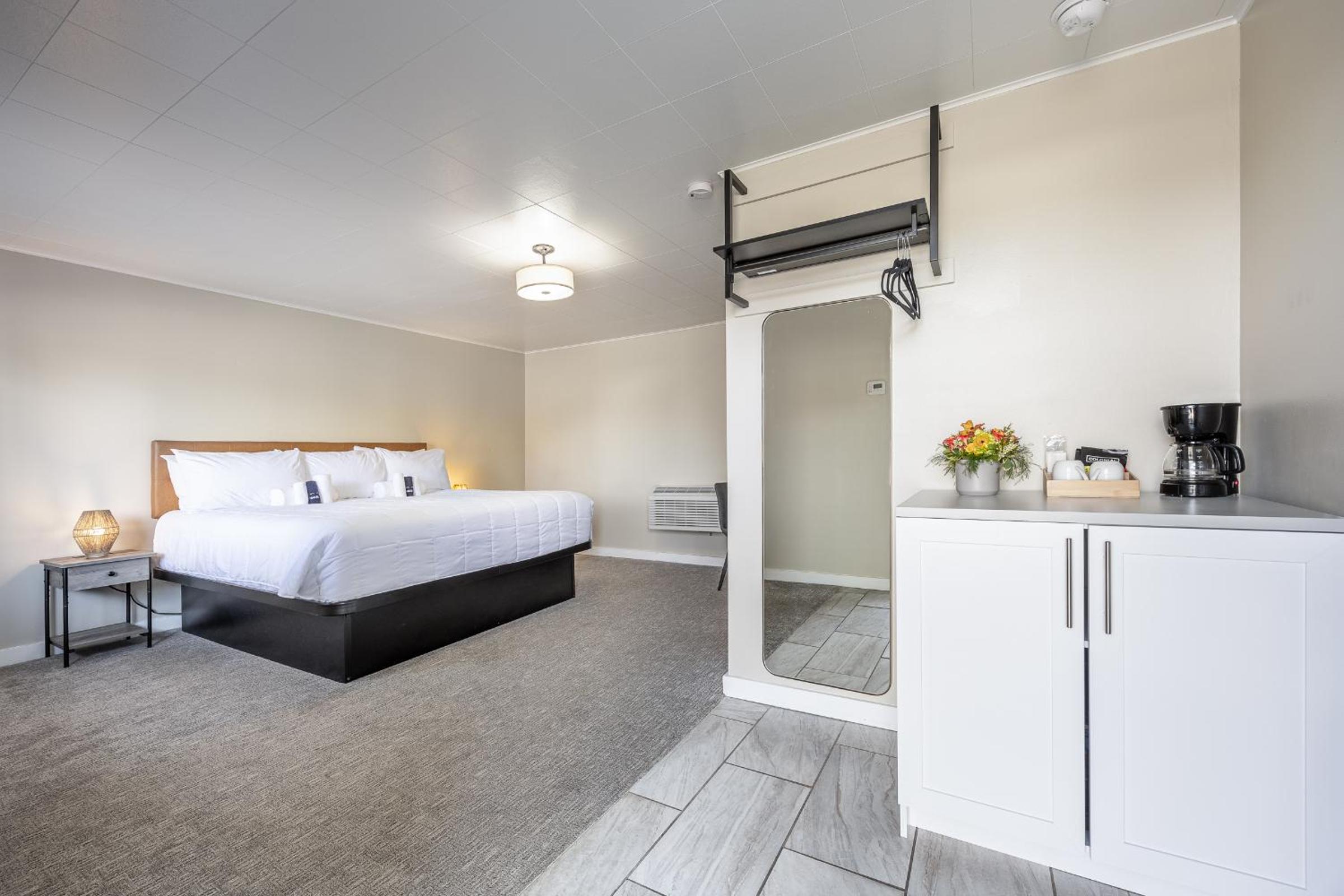 Standard King Room - Photo 1