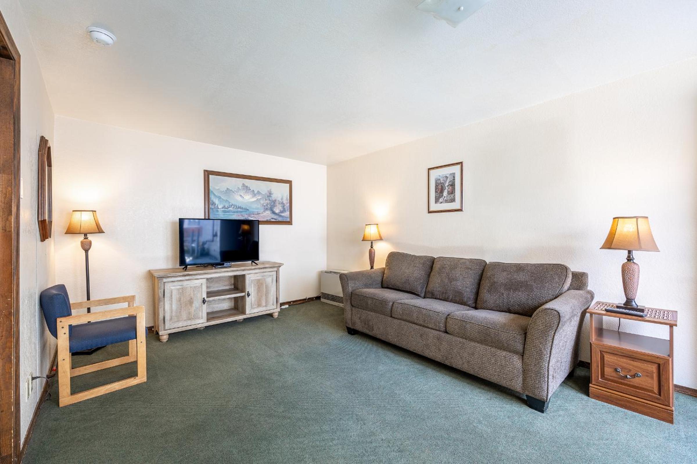 Deluxe Queen Suite - Photo 1