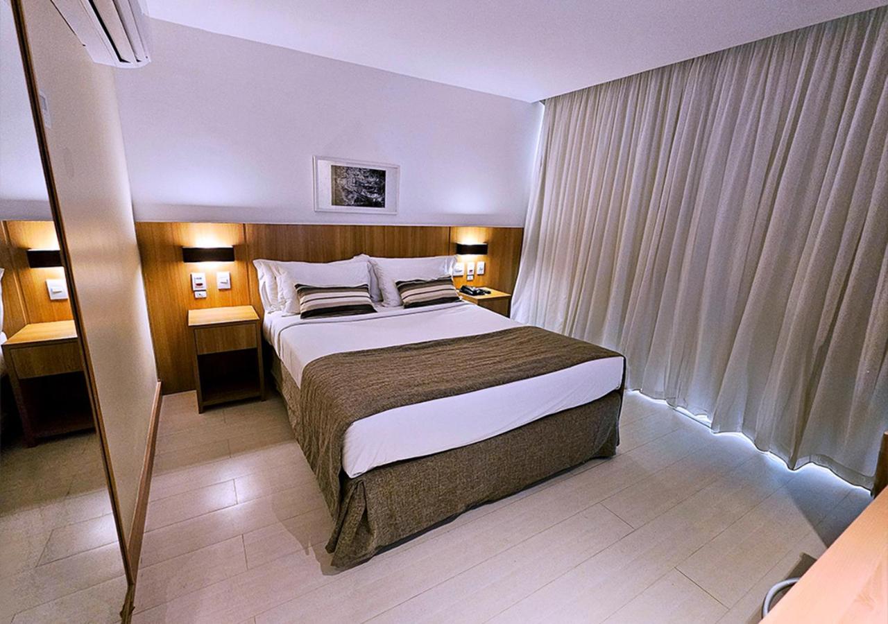 Quarto Superior com Cama Casal e Vista Lateral do Mar