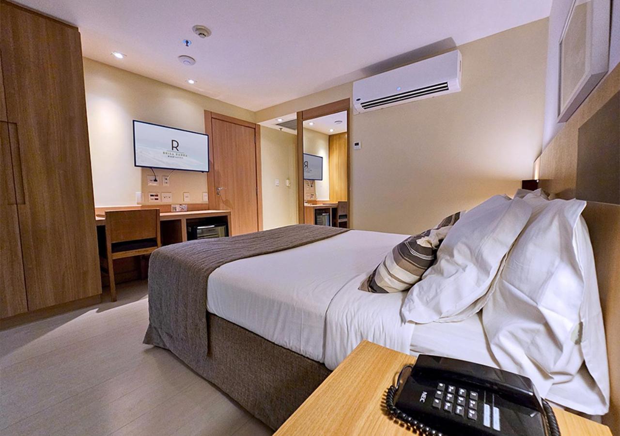 Quarto Superior com Cama Casal e Vista Lateral do Mar
