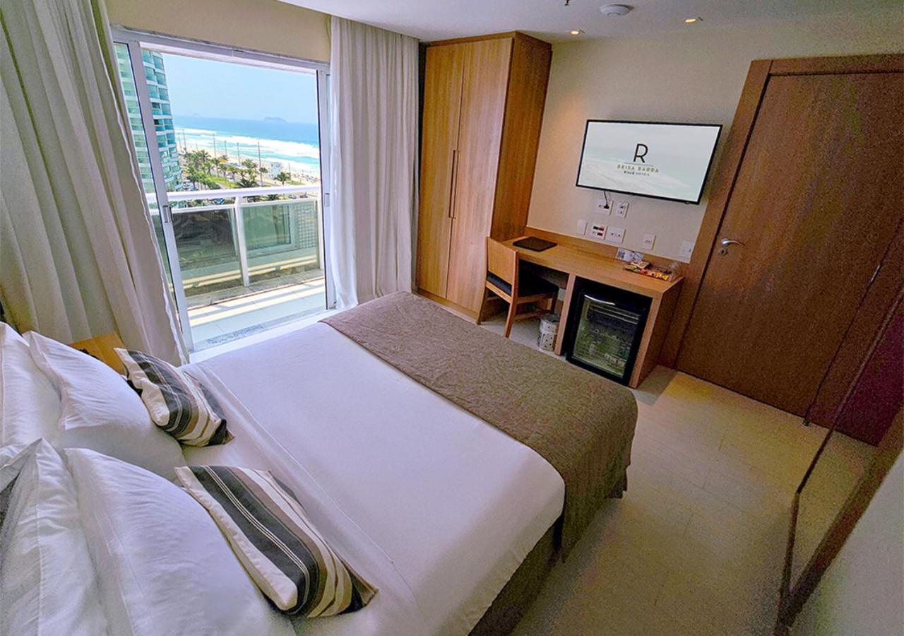 Quarto Superior com Cama Casal e Vista Lateral do Mar