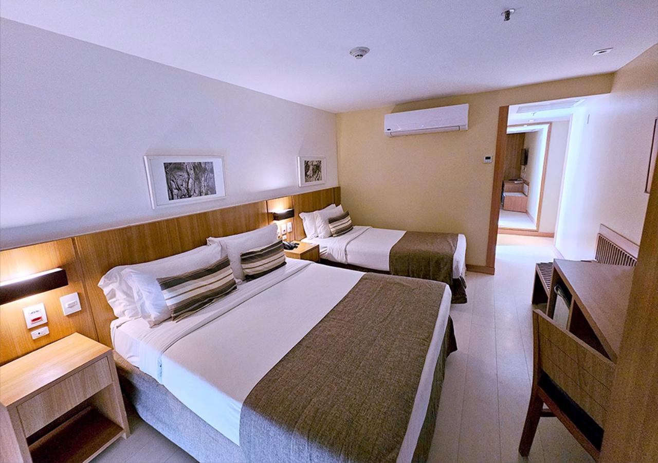 Quarto Triplo Superior Vista Lateral Mar com Banheira de Hidromassagem e Varanda