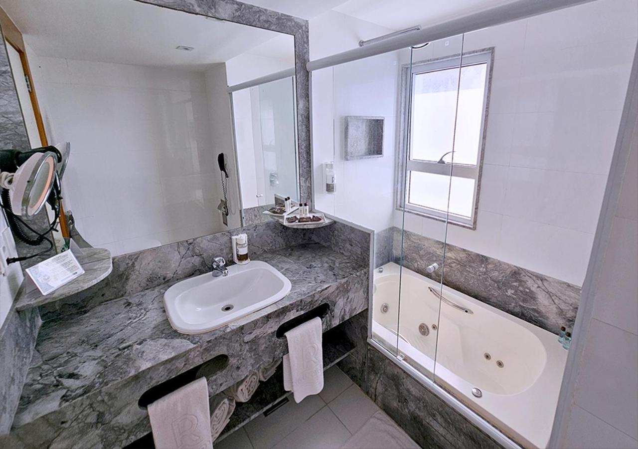 Quarto Triplo Superior Vista Lateral Mar com Banheira de Hidromassagem e Varanda
