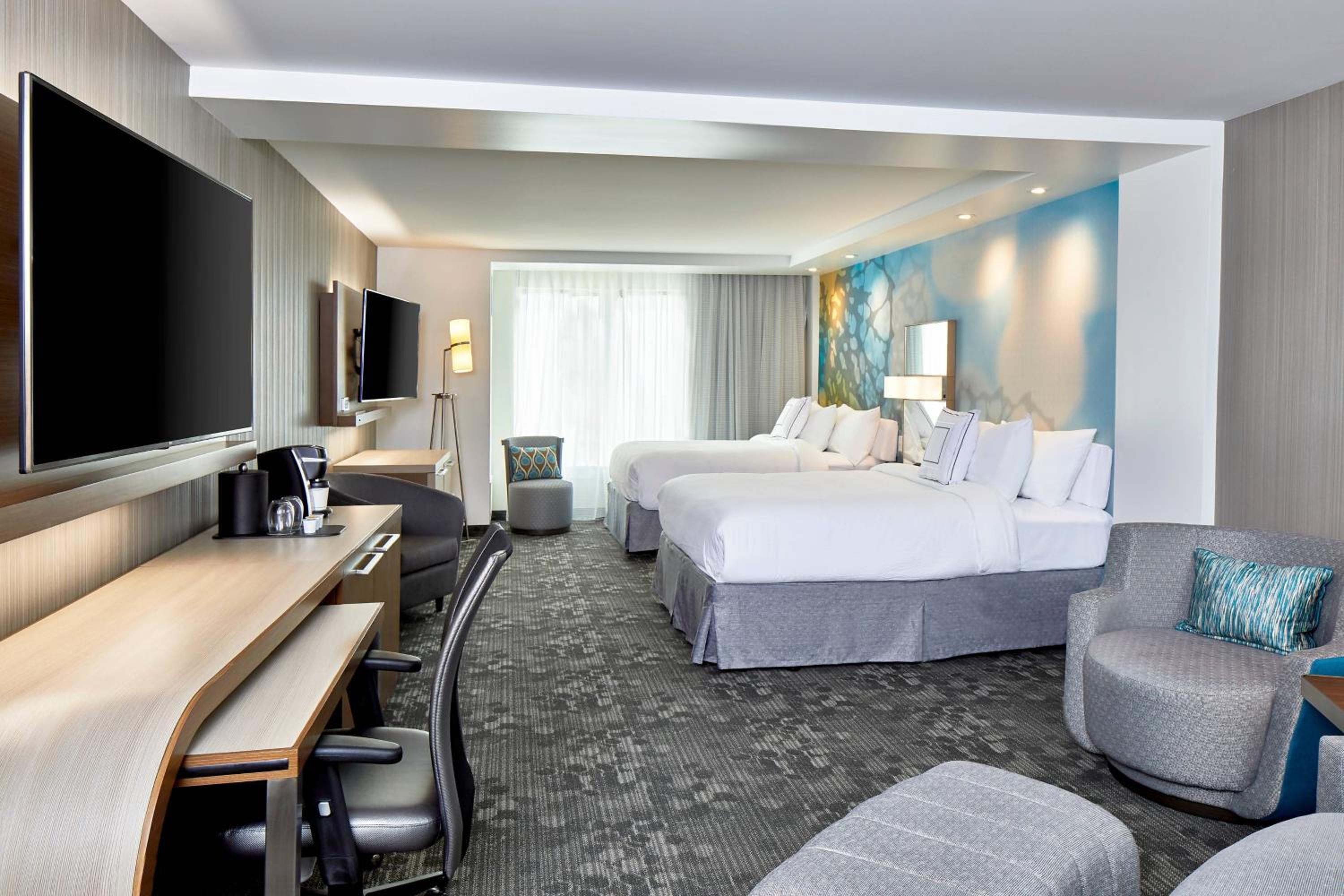 Suite, 2 Queen, Sofa bed
