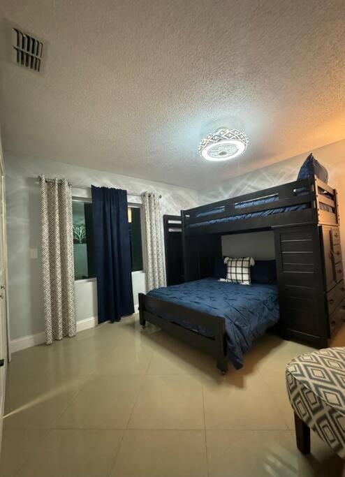 Four-Bedroom House photo 3