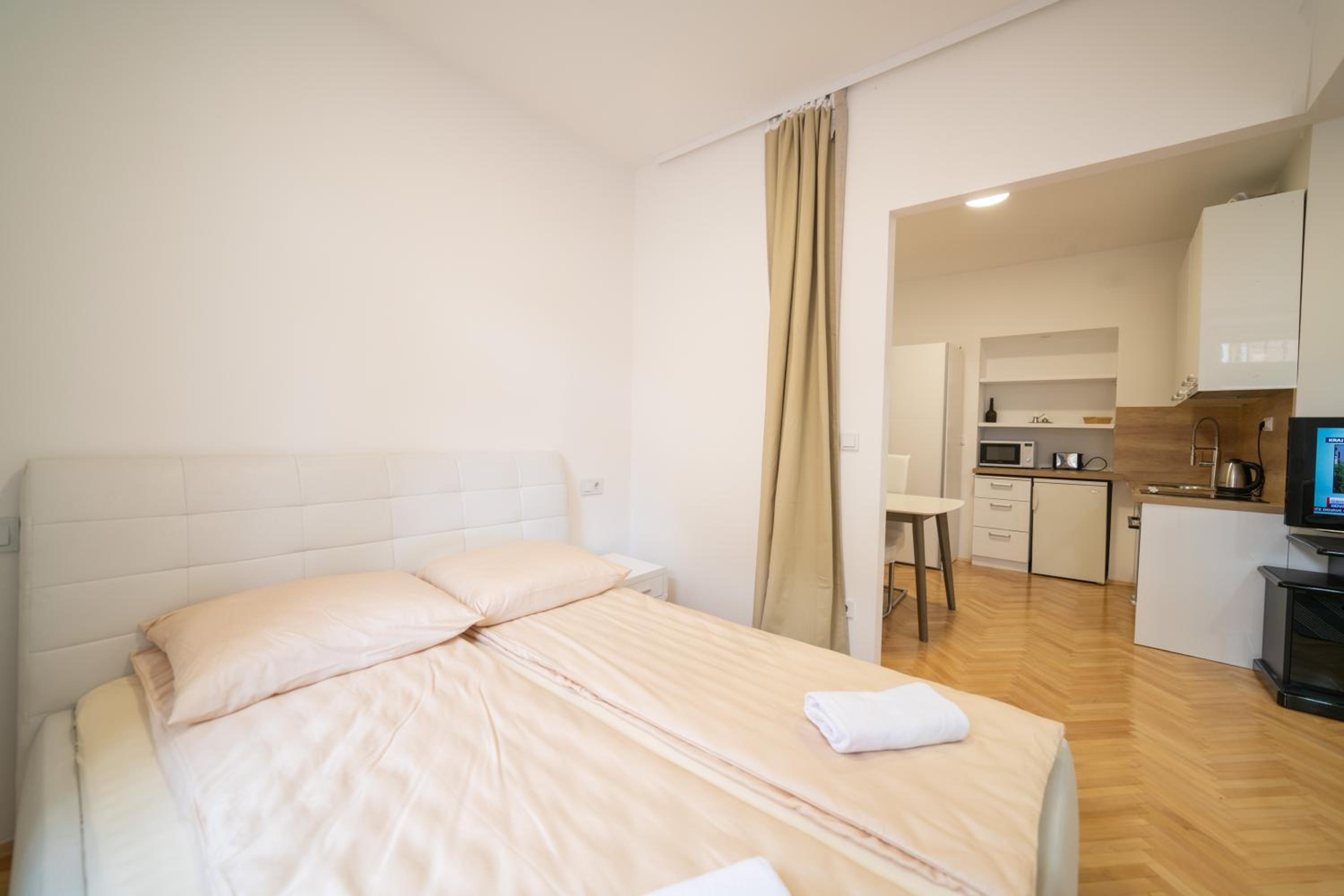 Deluxe One-Bedroom Apartment with Garden View photo 2