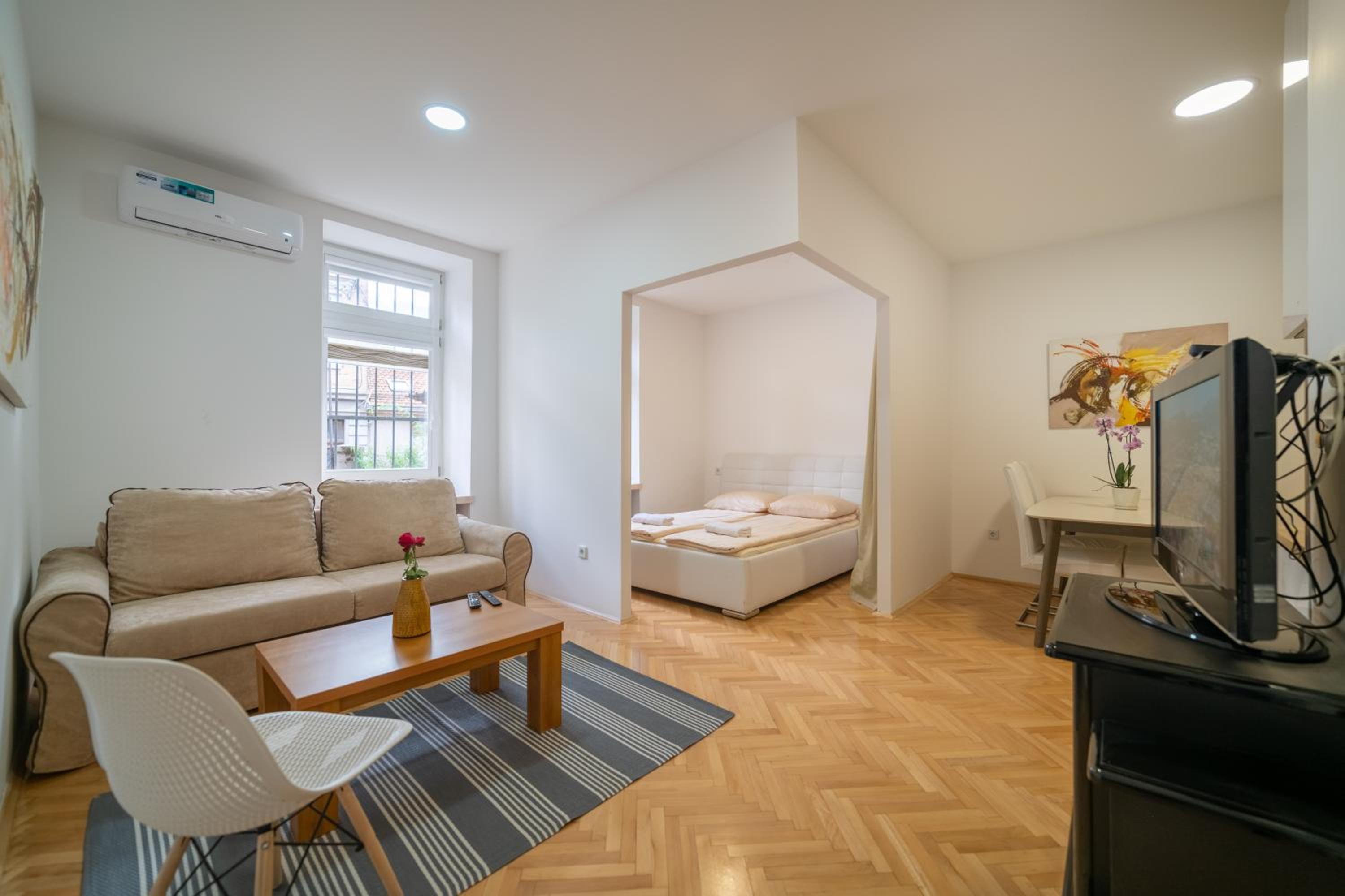 Deluxe One-Bedroom Apartment with Garden View photo 1