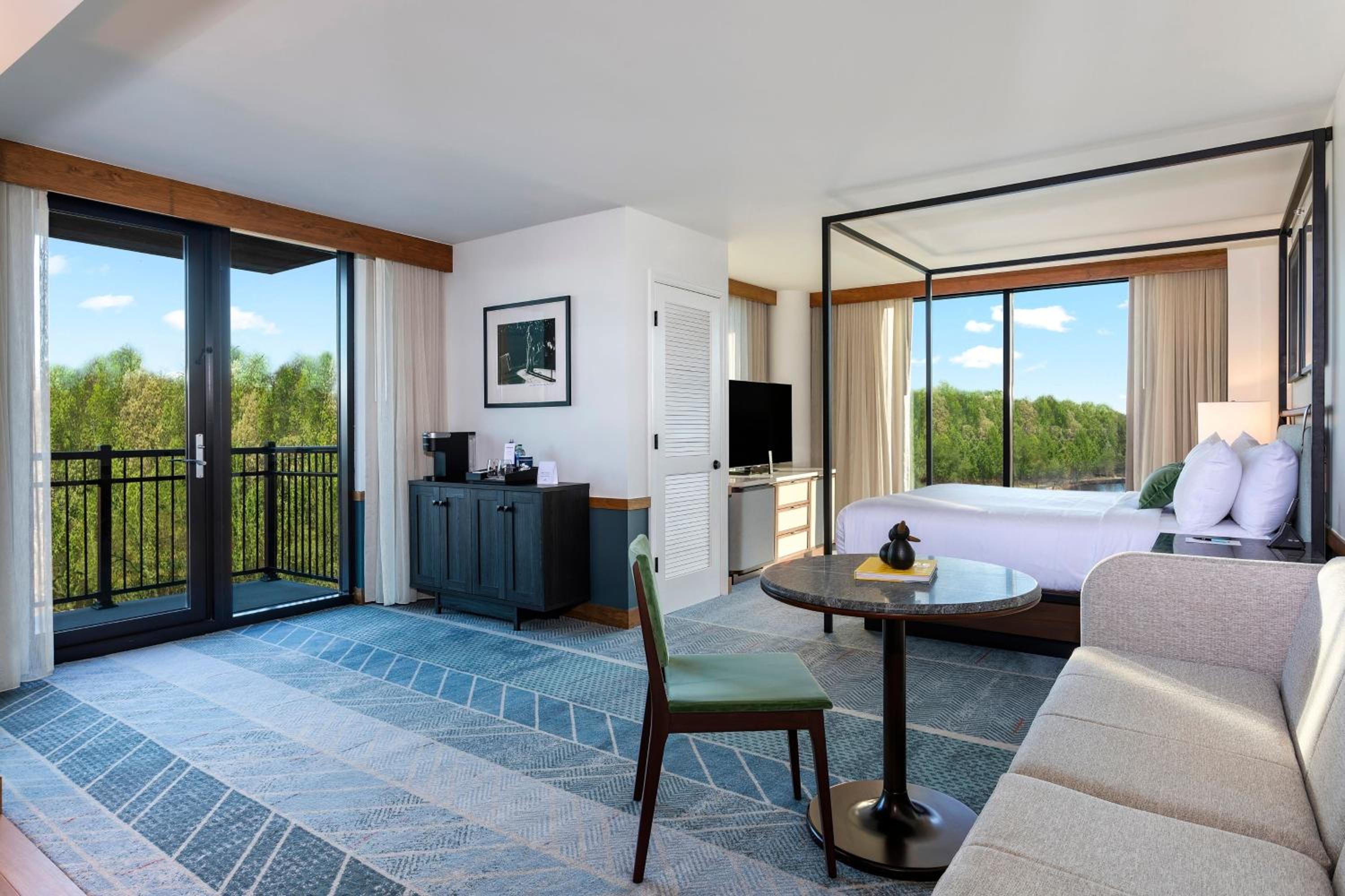 Junior King Suite with Balcony and Lake View photo 2