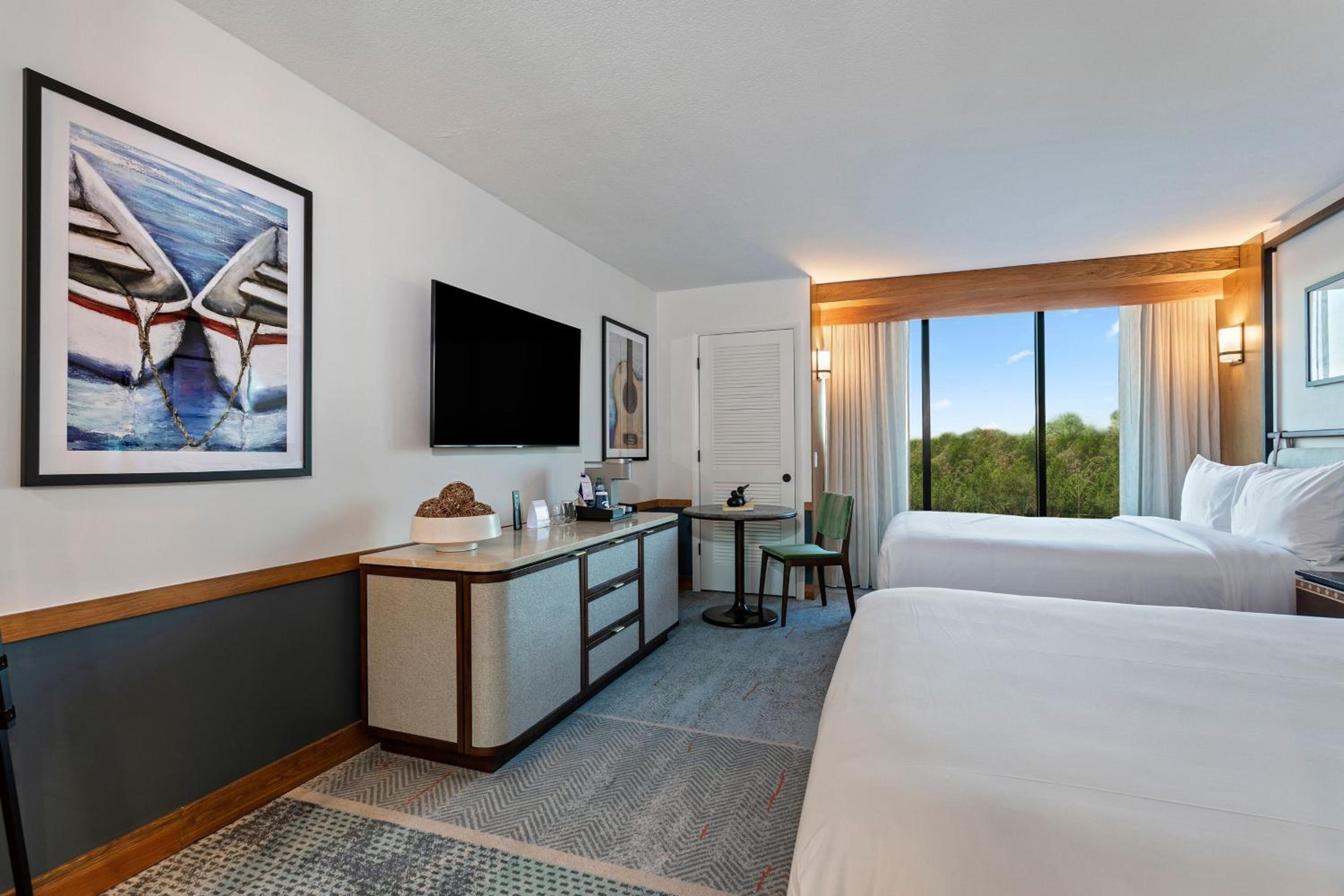 Queen Room with Two Queen Beds and Lake View - Photo 8