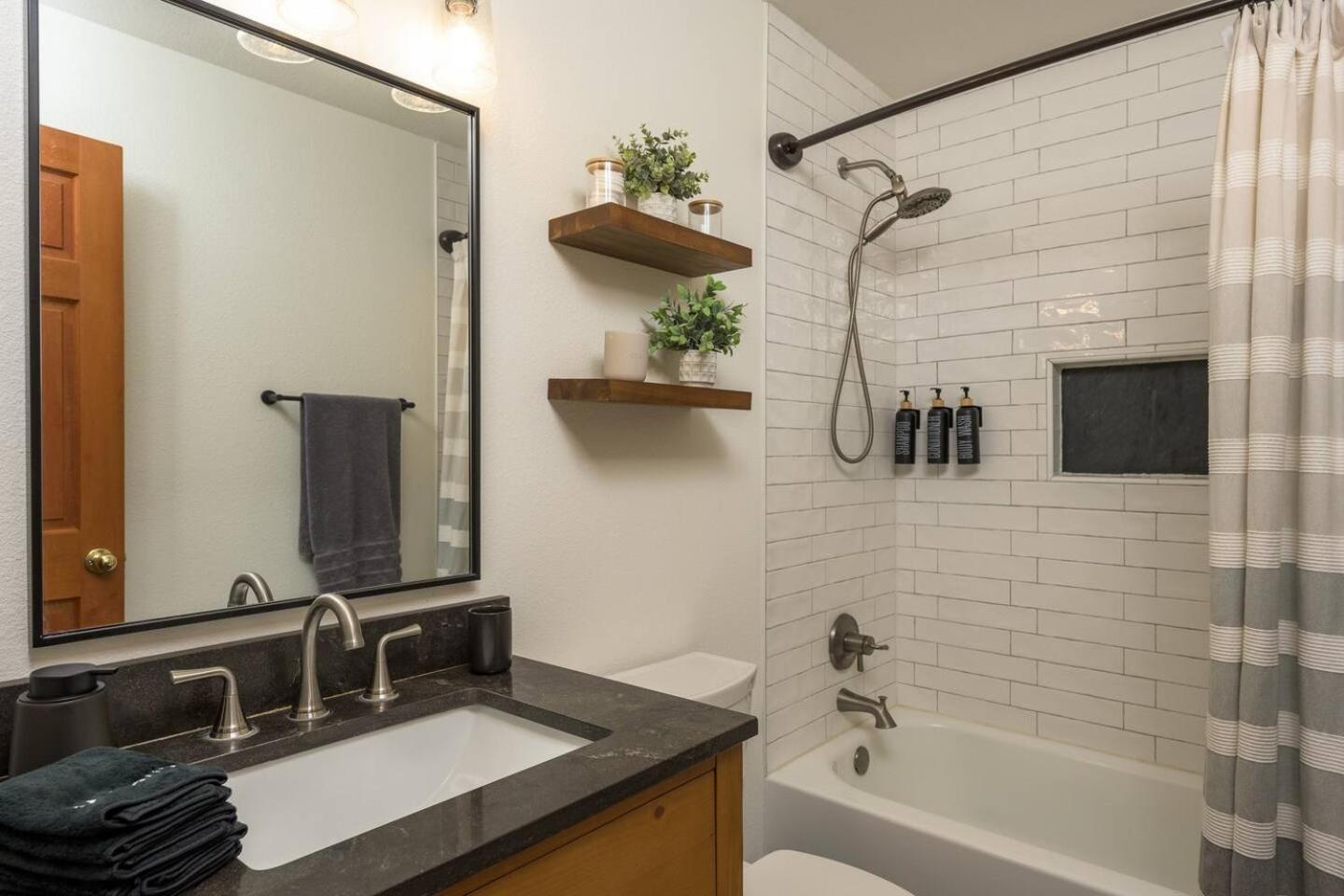 Three-Bedroom House photo 2