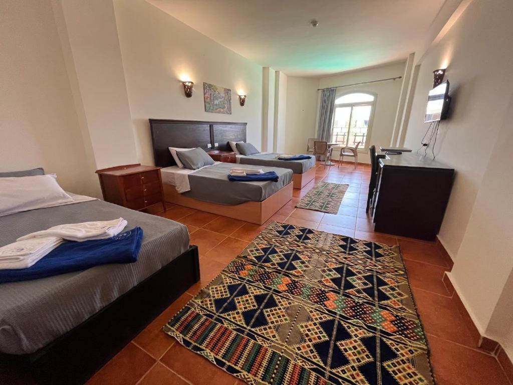 Triple Room With Pool View photo 2