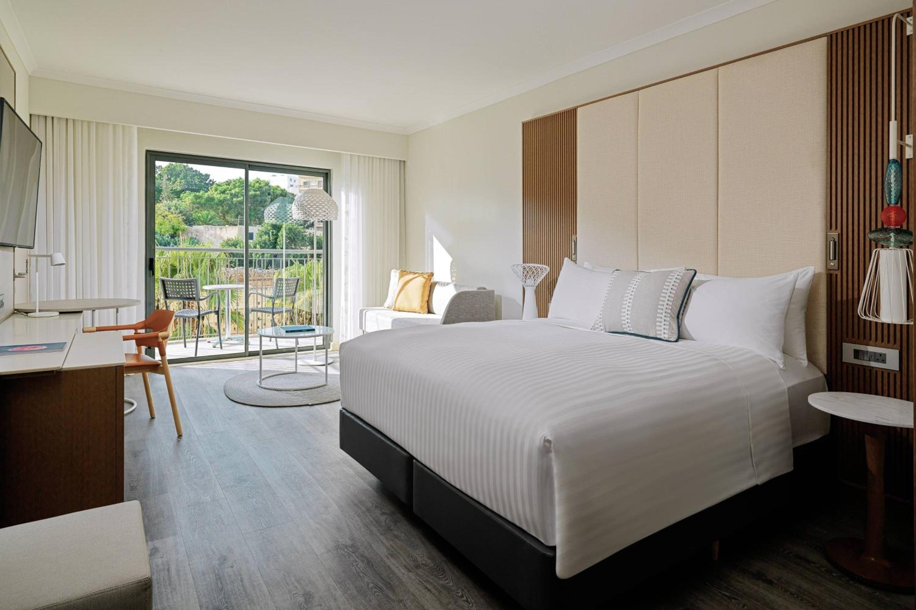 Superior Room,1 King Size Bed, City View with Balcony