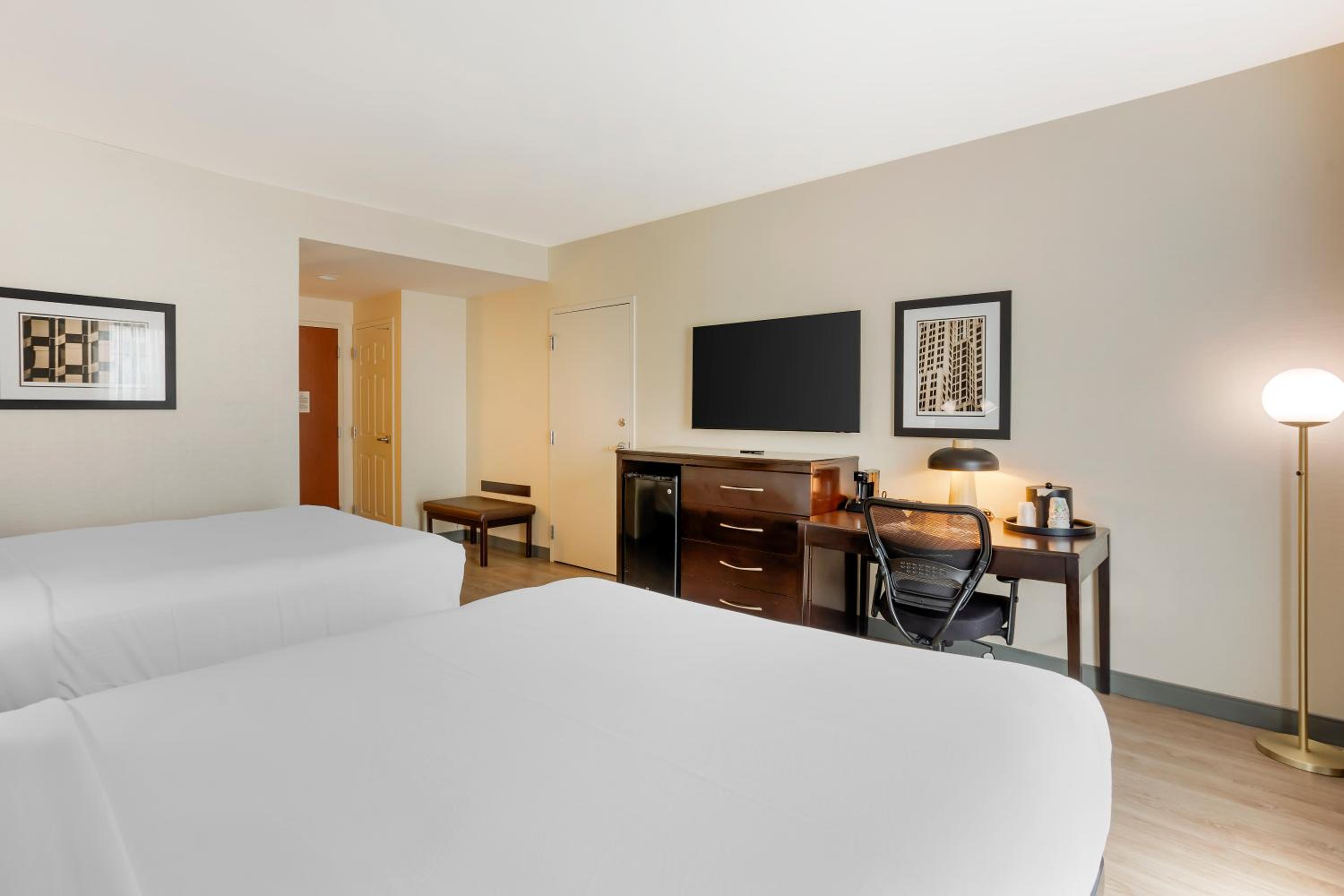 Queen Room With Two Queen Beds - Non-Smoking photo 1