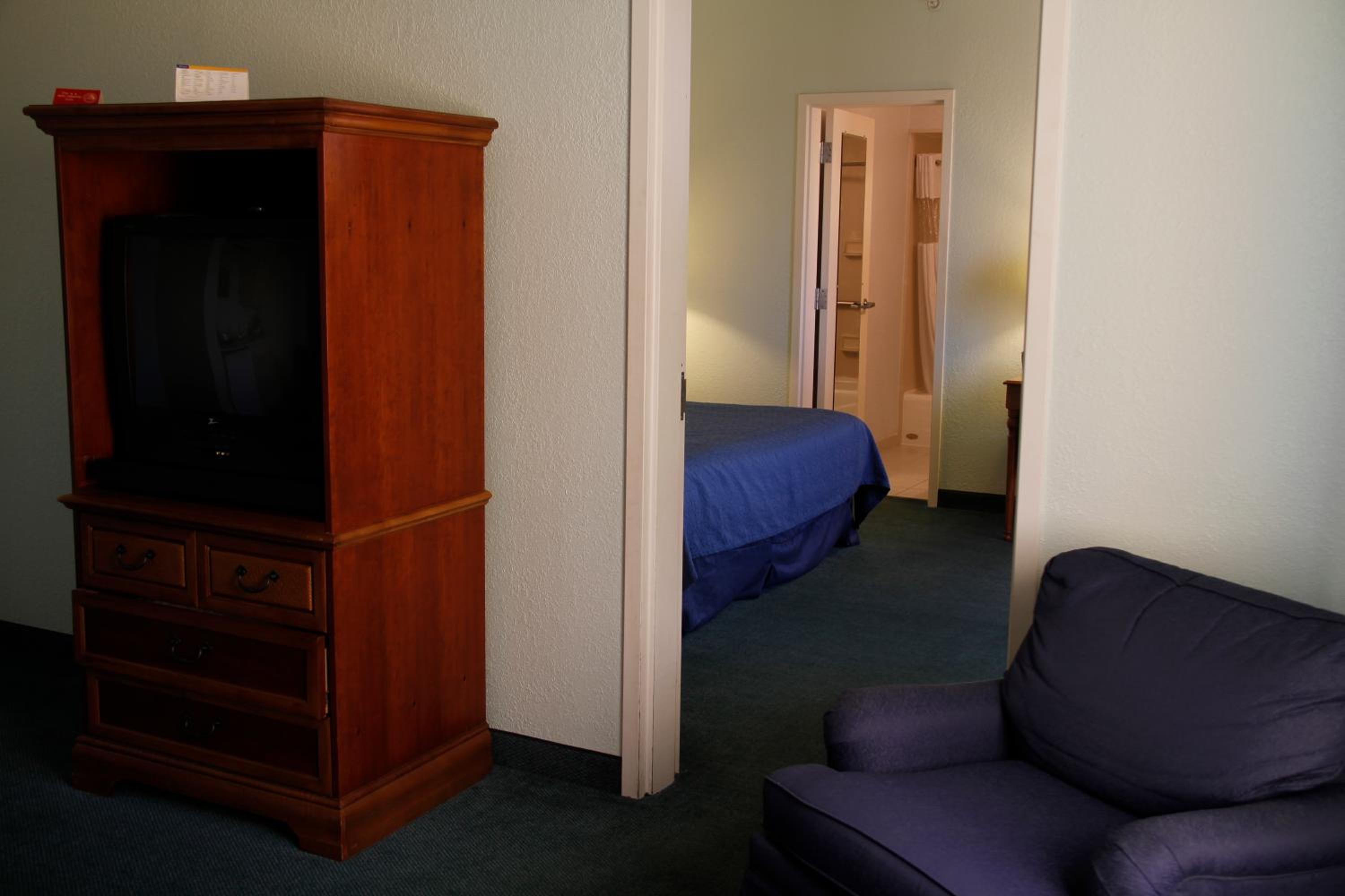 King Suite - Non-Smoking - Photo 10