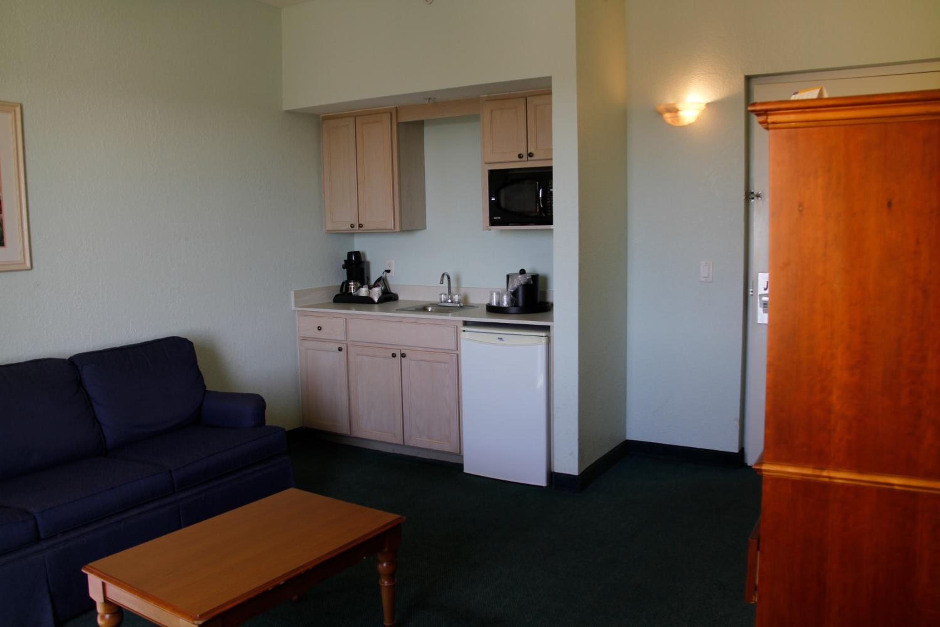 King Suite - Non-Smoking - Photo 3