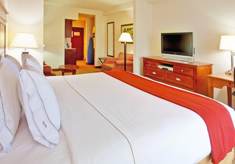King Suite with Spa Bath - Photo 11