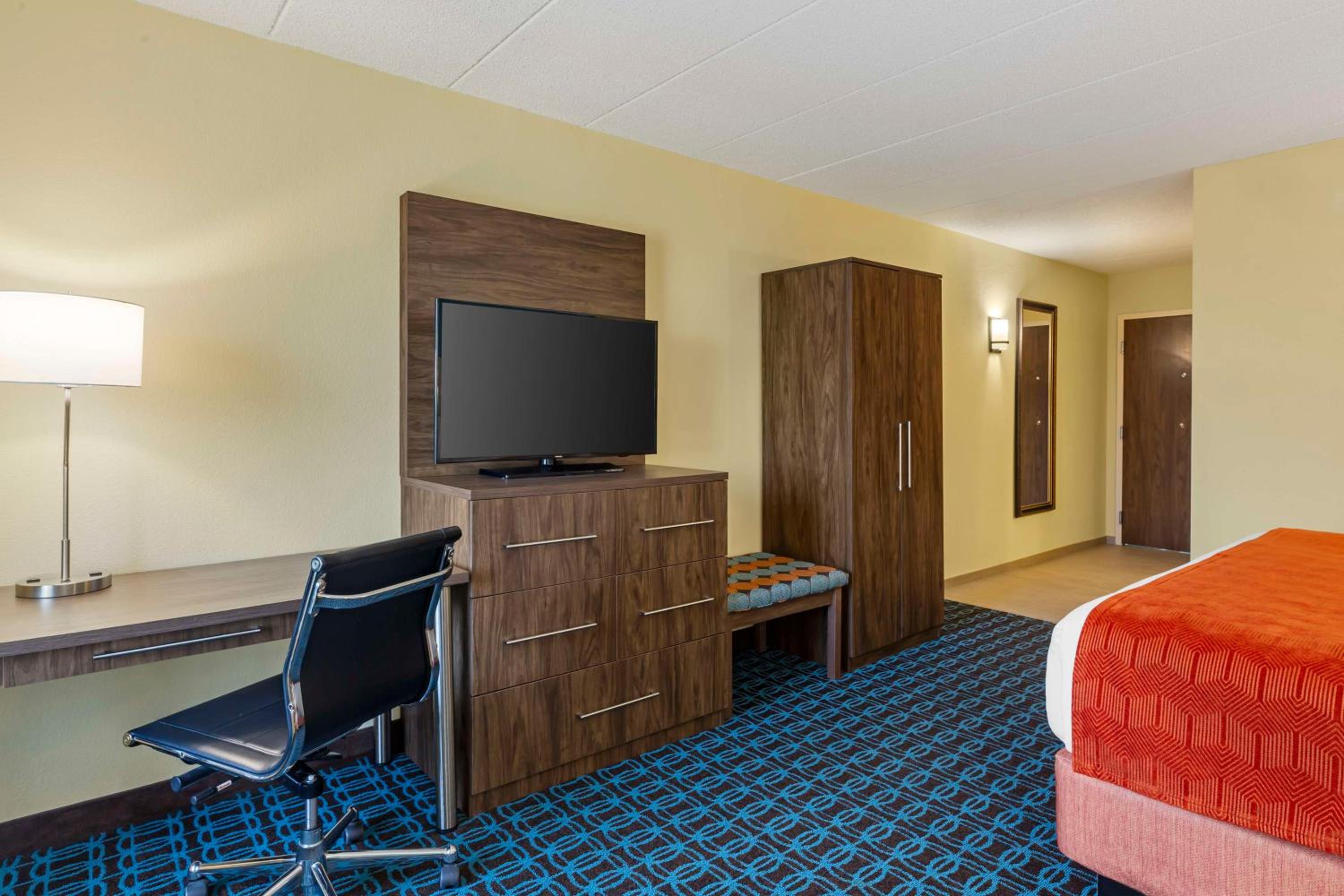 King Room with Roll-in Shower - Disability Access/Non-Smoking - Photo 3