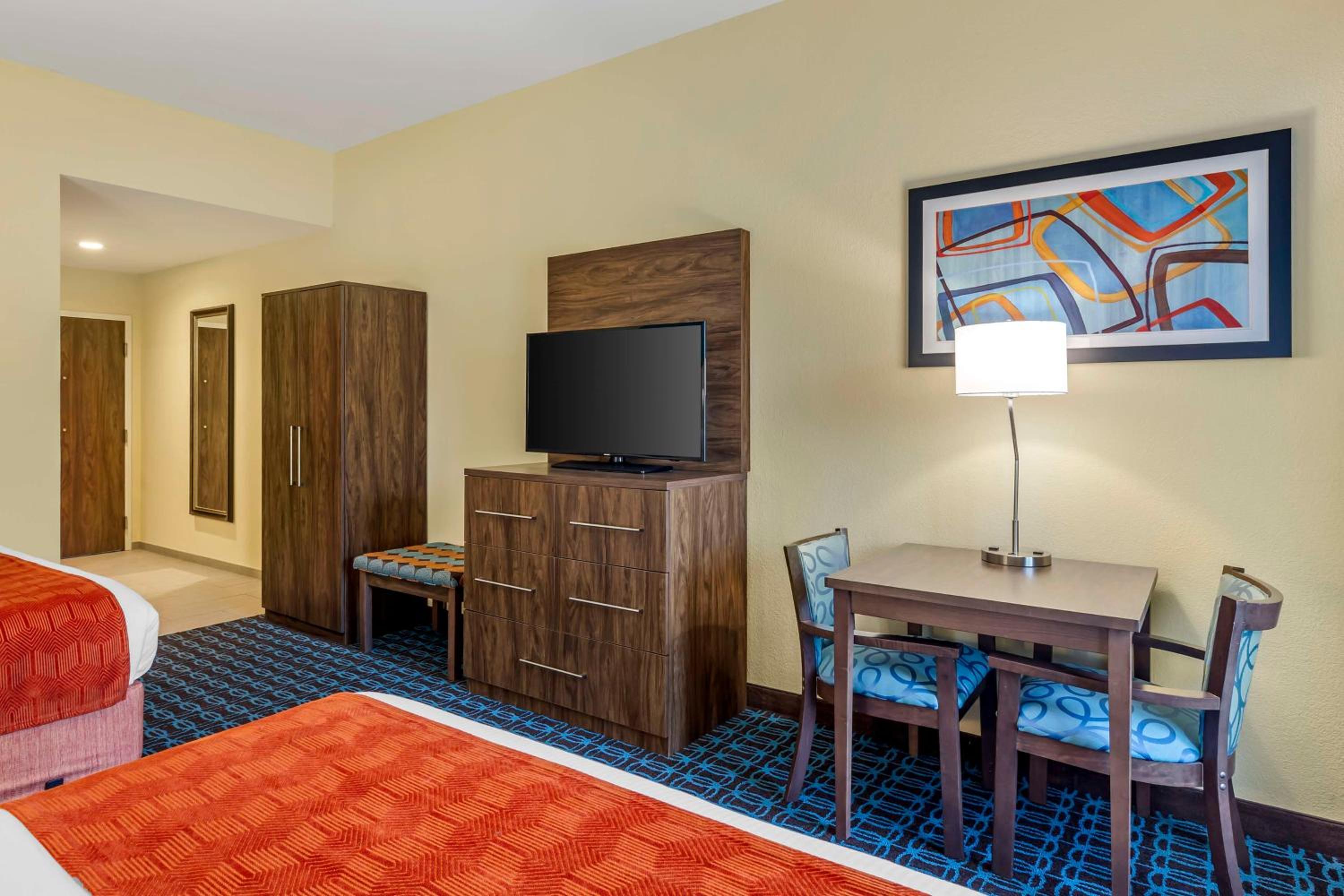 Queen Room with Two Queen Beds and Roll-In Shower - Disability Access/Non-Smoking photo 1