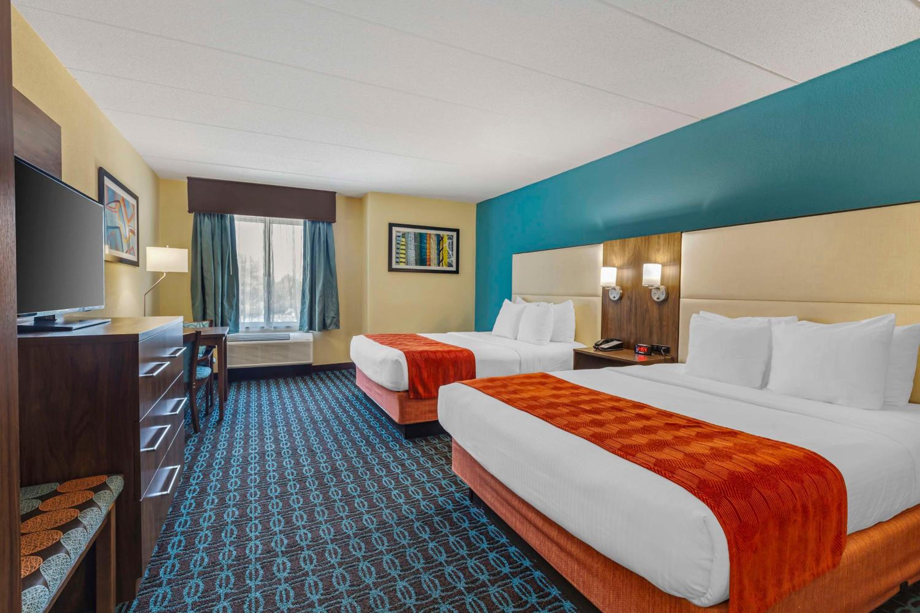 Queen Room with Two Queen Beds and Roll-In Shower - Disability Access/Non-Smoking photo 3