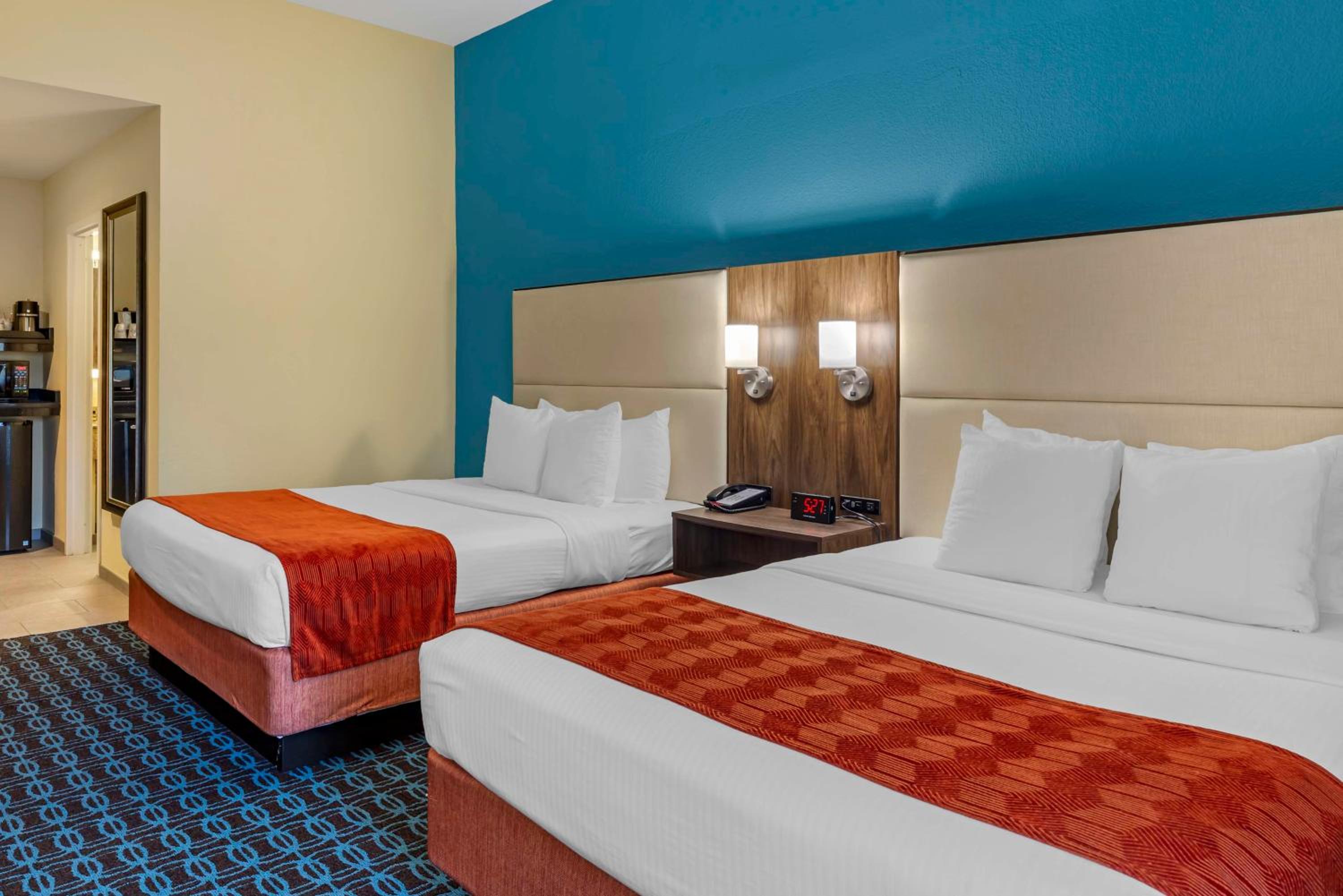 Queen Room with Two Queen Beds - Photo 4