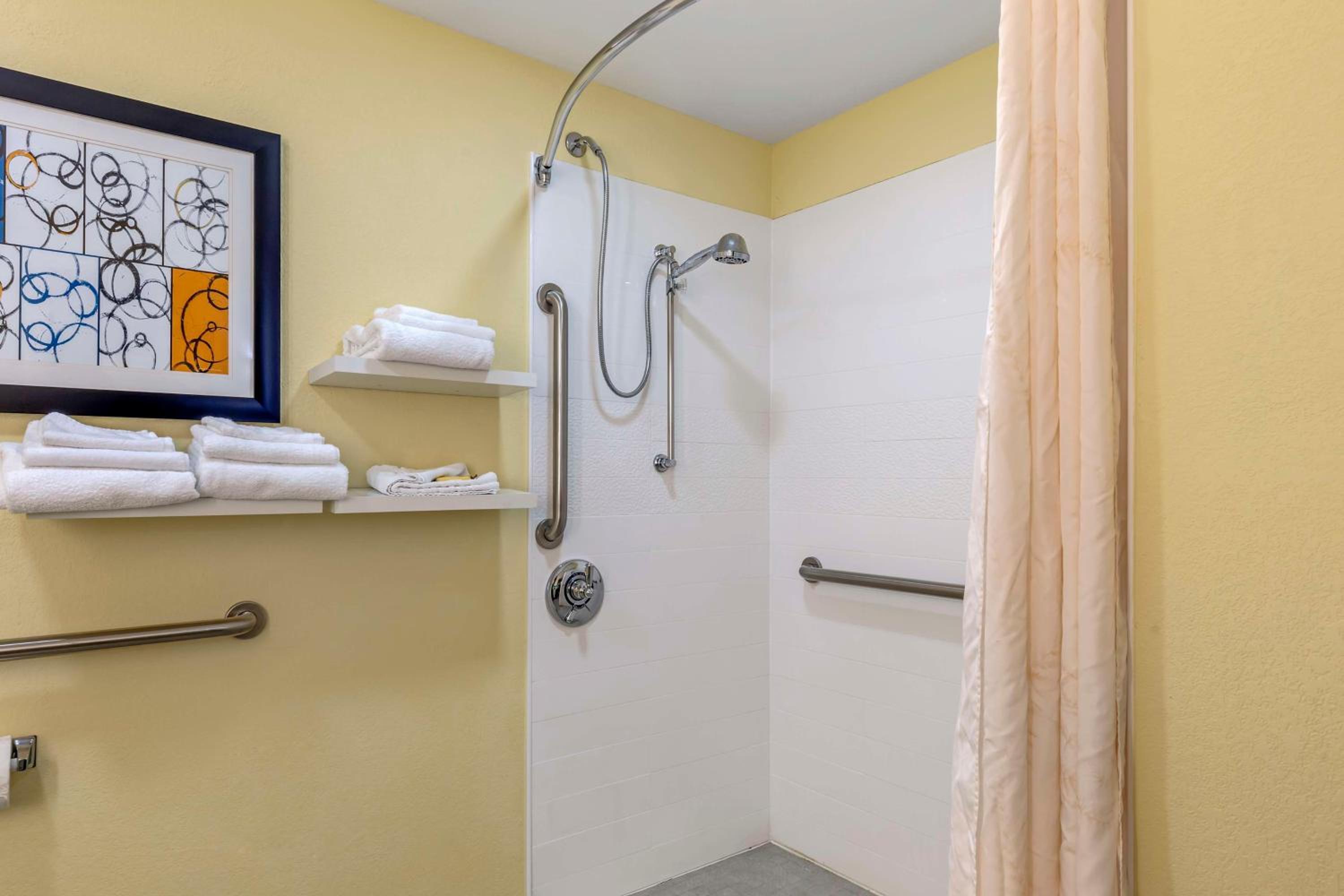 King Room with Roll-in Shower - Disability Access/Non-Smoking - Photo 2