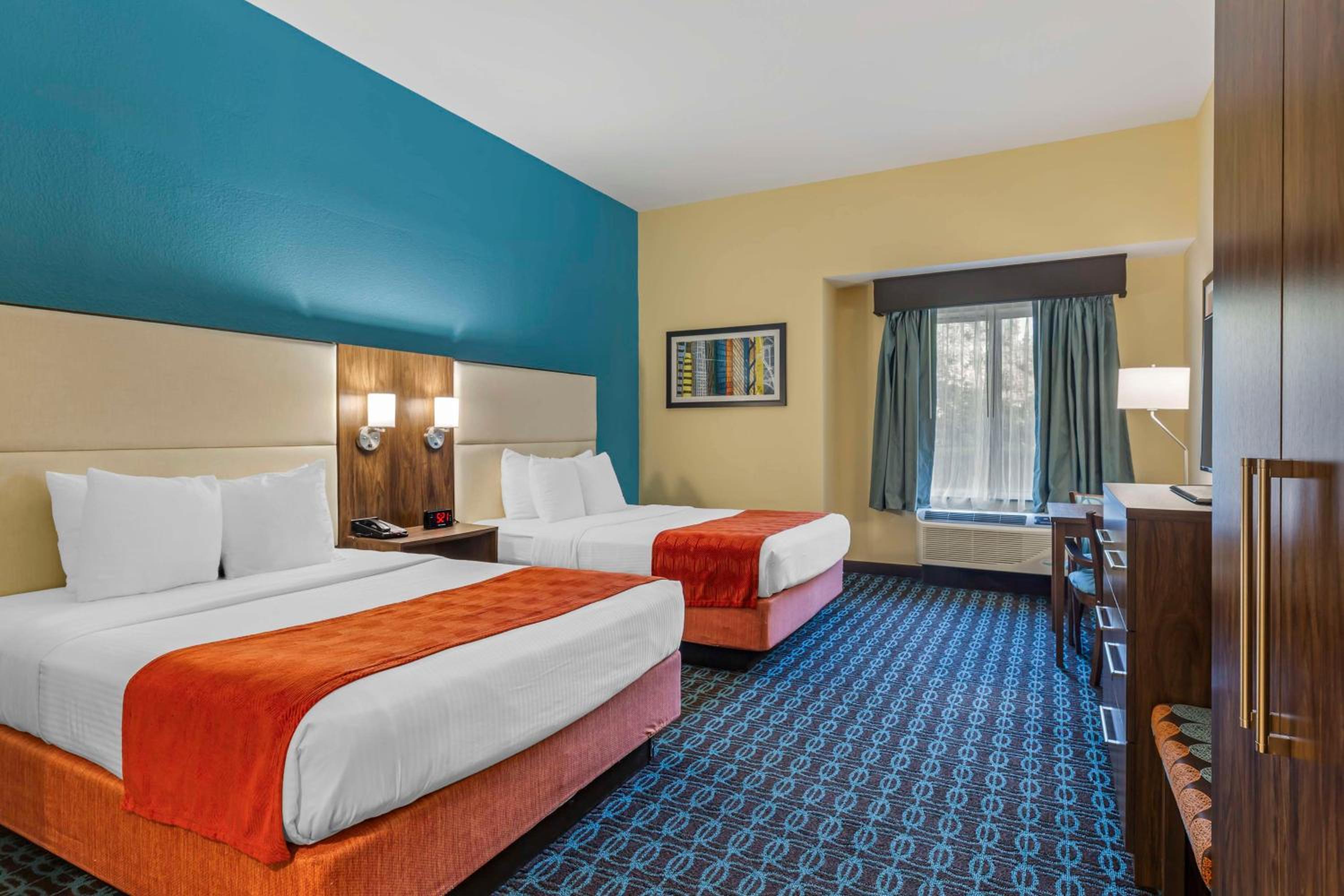 Queen Room with Two Queen Beds - Photo 2