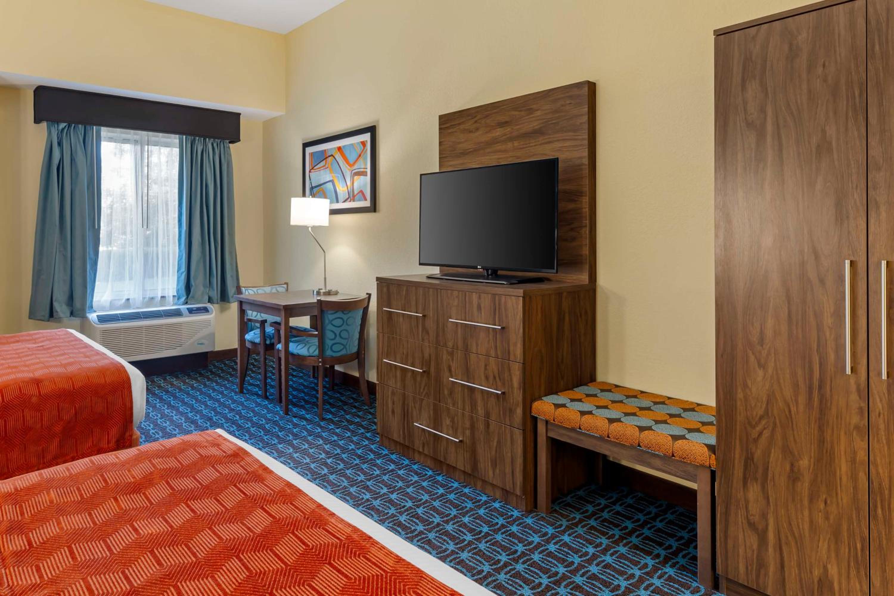 Queen Room with Two Queen Beds - Photo 1