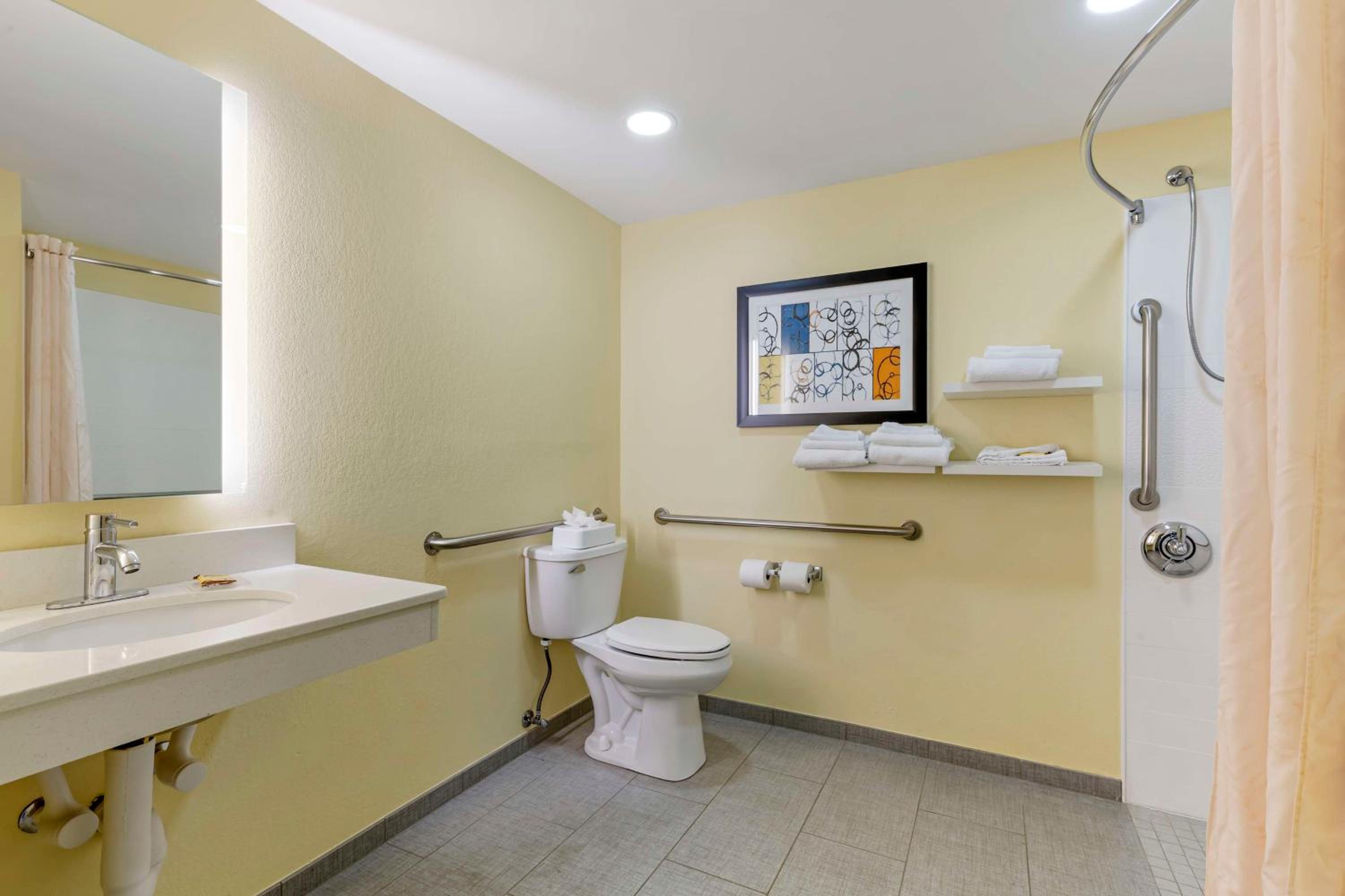 King Room with Roll-in Shower - Disability Access/Non-Smoking - Photo 4