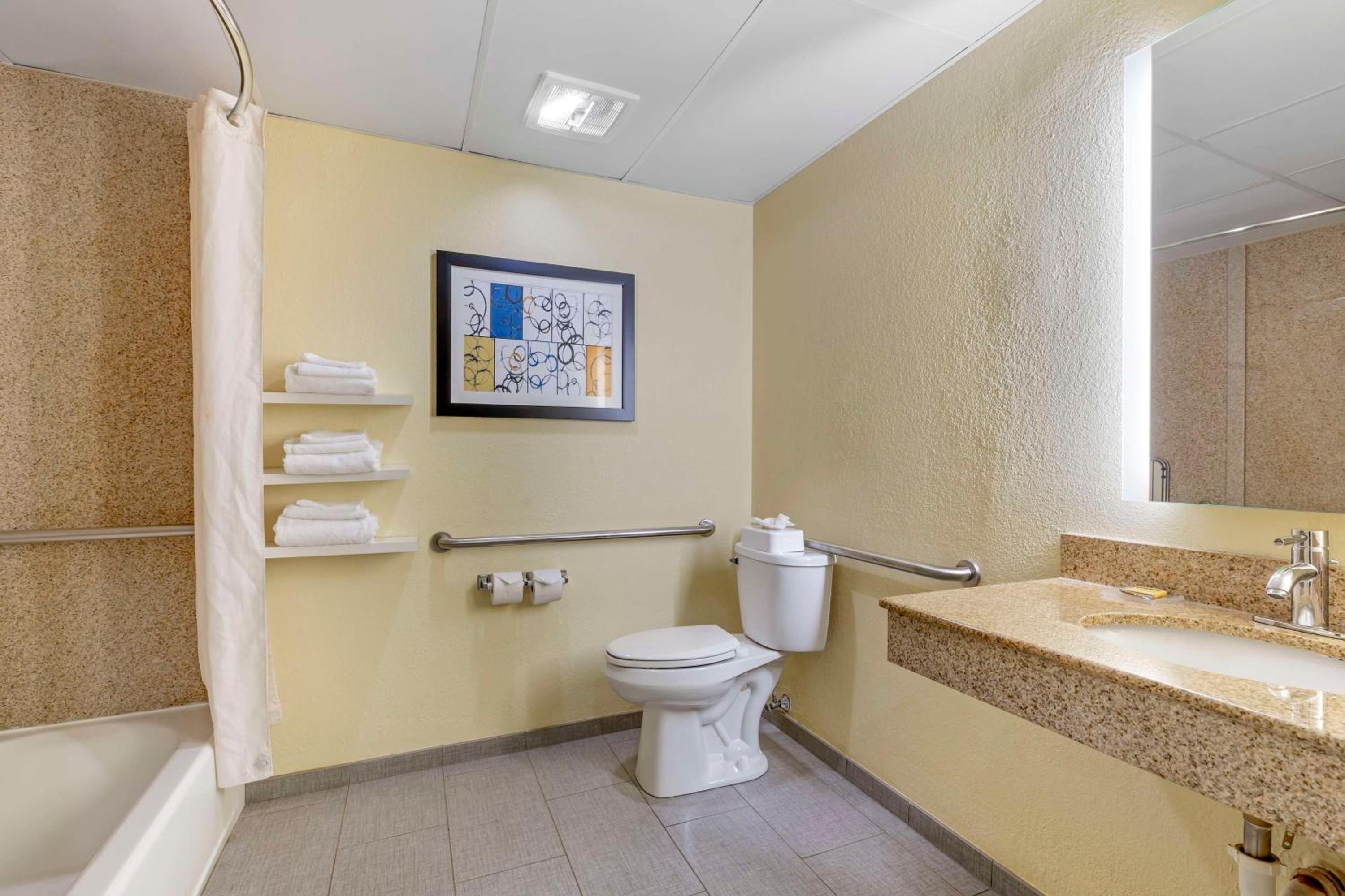 King Room with Bath Tub - Disability Access/Non-Smoking  - Photo 3