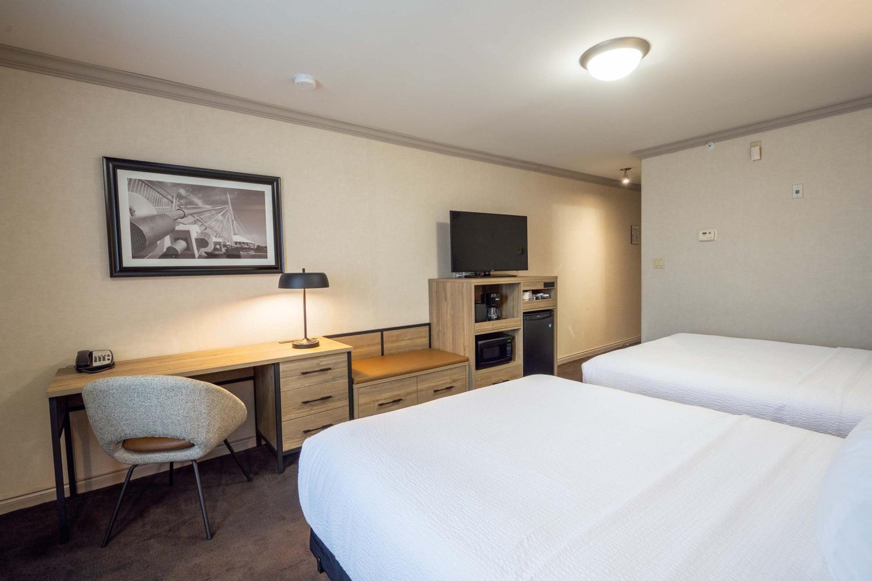 Standard Room, 2 Queen Beds photo 3