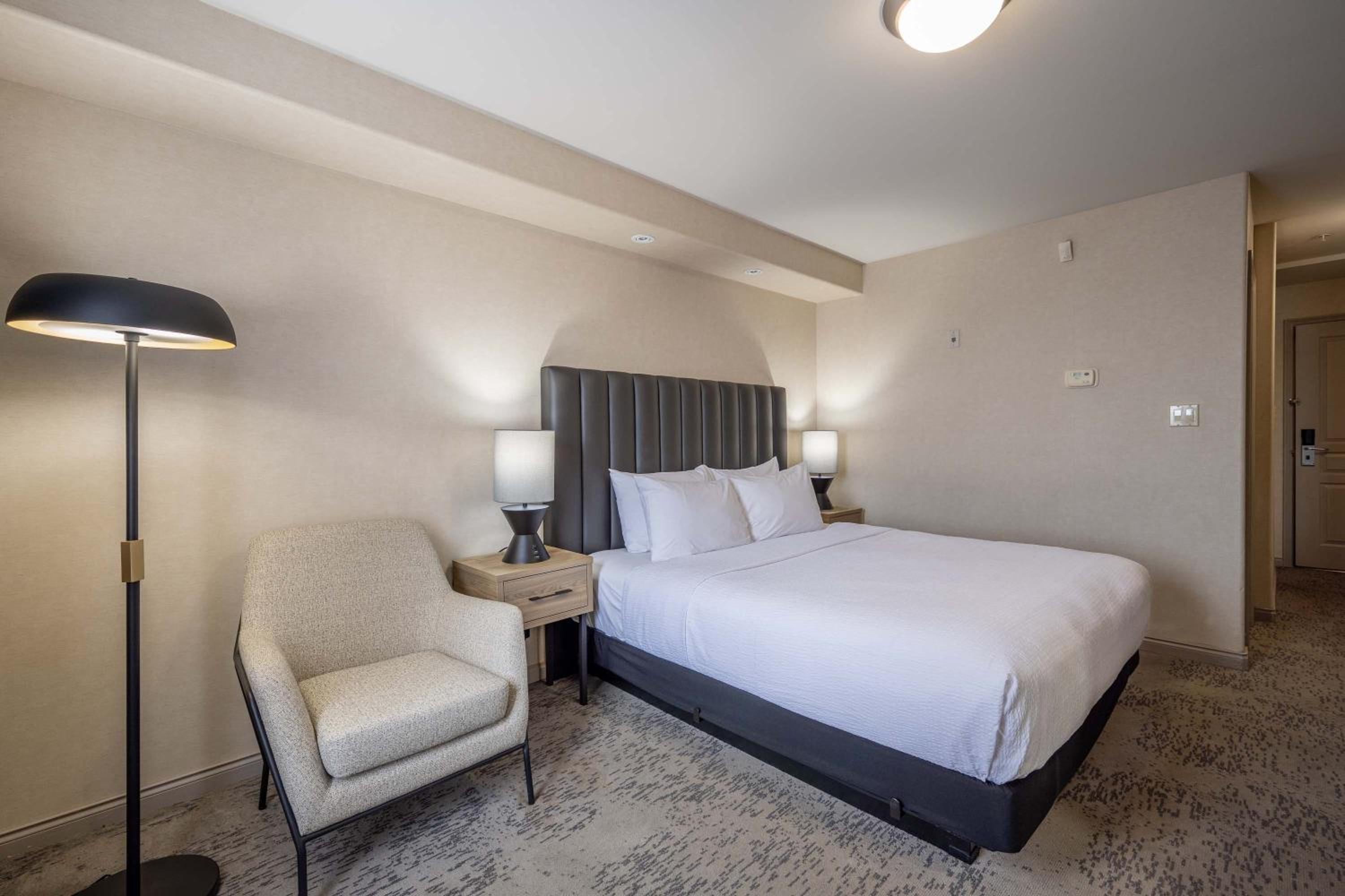 Standard Room, 1 King Bed - Photo 3